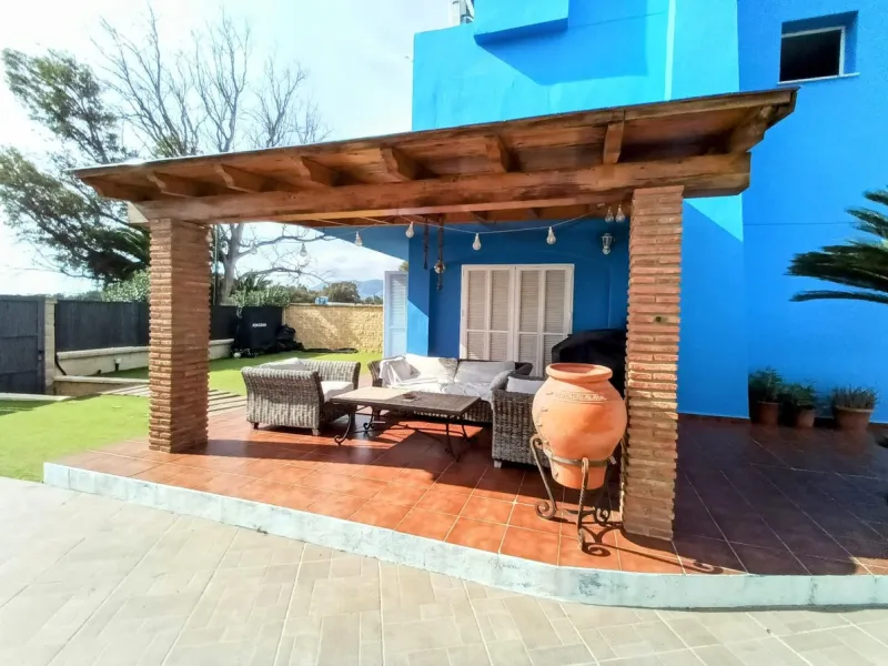 Discover this beautiful semi-detached house located in the peaceful area of Guadalmar (Málaga), less than a 5-minute walk from the beach. This spacious and well-maintained home combines comfort, elegance, and functionality — ideal as a family residence or