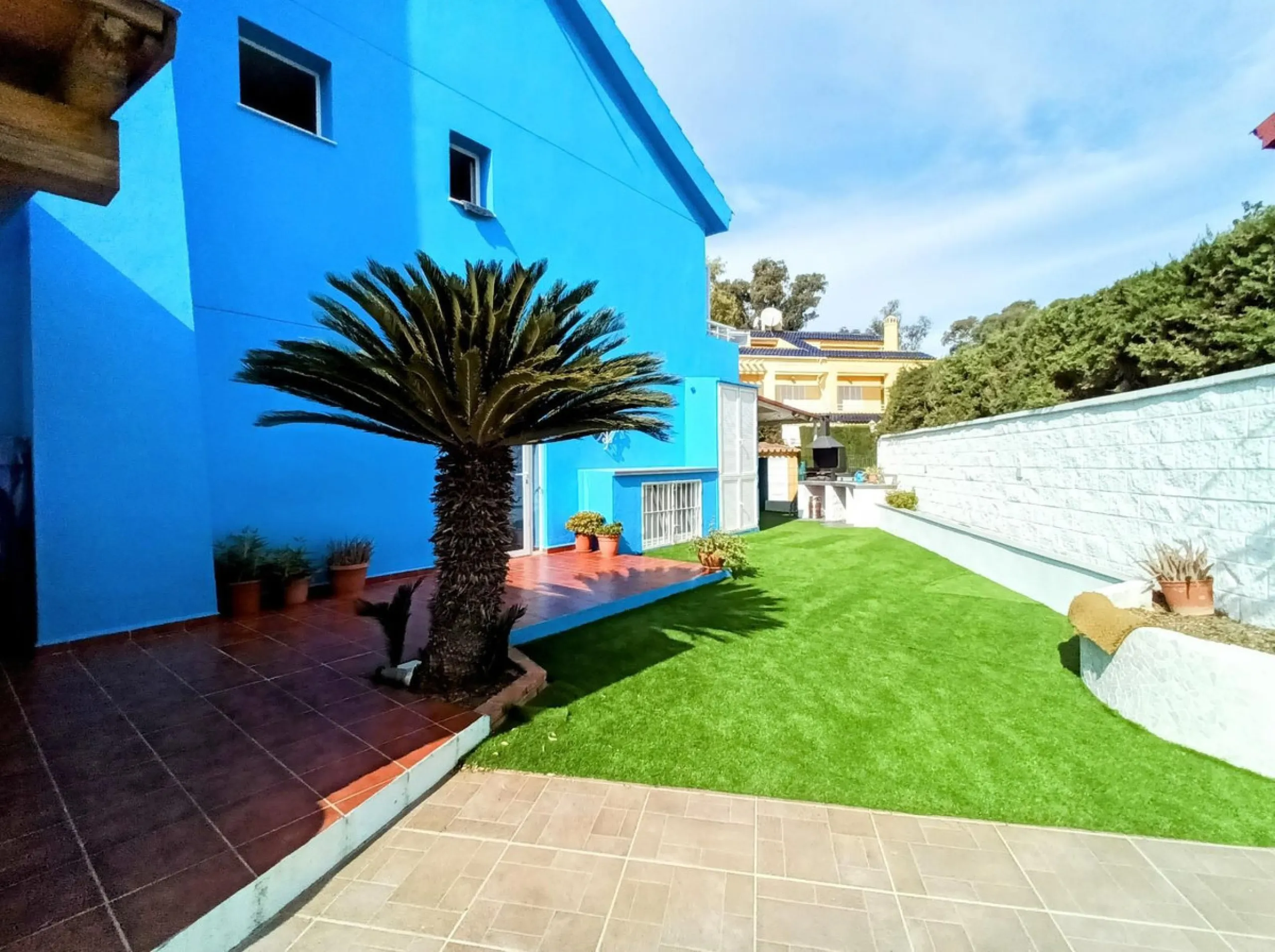 Discover this beautiful semi-detached house located in the peaceful area of Guadalmar (Málaga), less than a 5-minute walk from the beach. This spacious and well-maintained home combines comfort, elegance, and functionality — ideal as a family residence or