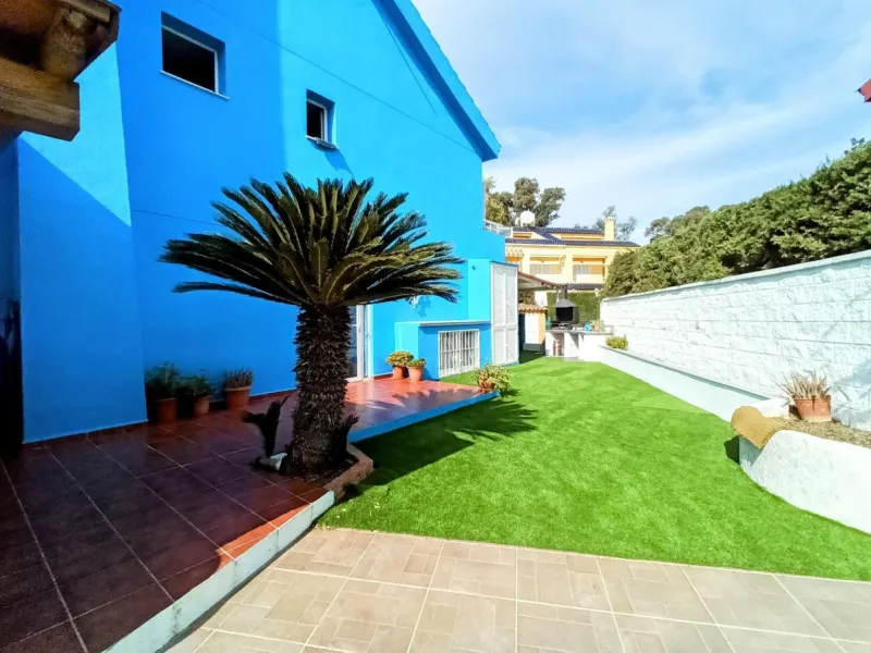 Discover this beautiful semi-detached house located in the peaceful area of Guadalmar (Málaga), less than a 5-minute walk from the beach. This spacious and well-maintained home combines comfort, elegance, and functionality — ideal as a family residence or