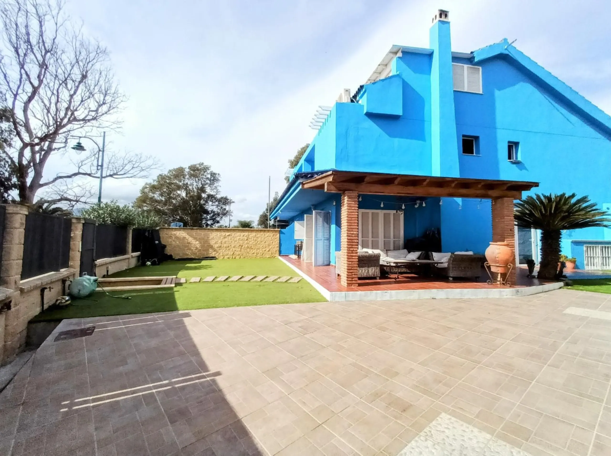Discover this beautiful semi-detached house located in the peaceful area of Guadalmar (Málaga), less than a 5-minute walk from the beach. This spacious and well-maintained home combines comfort, elegance, and functionality — ideal as a family residence or