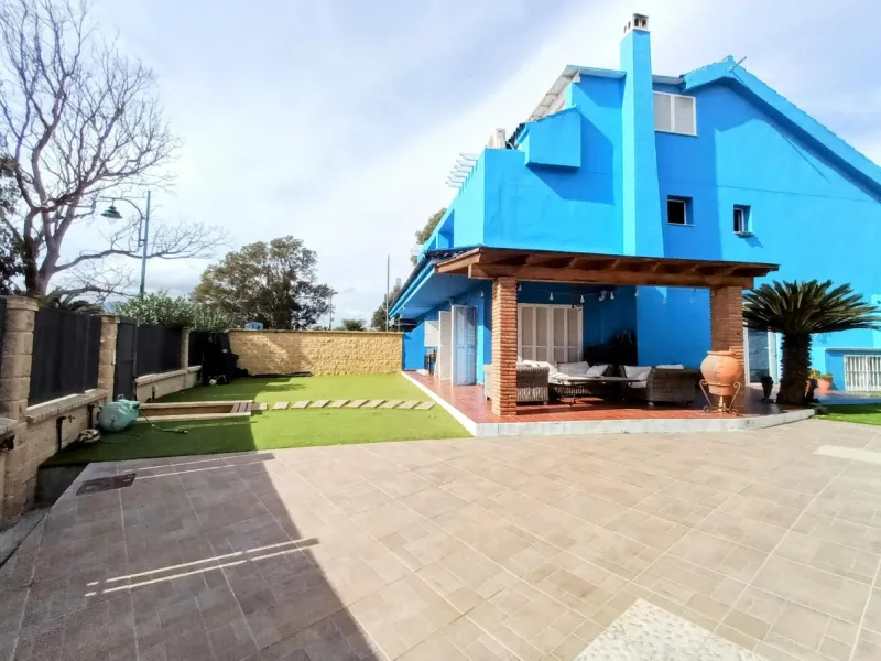 Discover this beautiful semi-detached house located in the peaceful area of Guadalmar (Málaga), less than a 5-minute walk from the beach. This spacious and well-maintained home combines comfort, elegance, and functionality — ideal as a family residence or