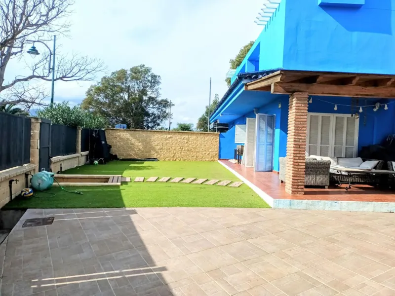 Discover this beautiful semi-detached house located in the peaceful area of Guadalmar (Málaga), less than a 5-minute walk from the beach. This spacious and well-maintained home combines comfort, elegance, and functionality — ideal as a family residence or