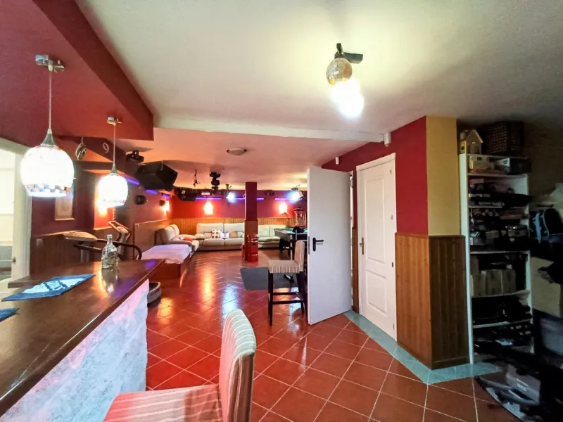 Discover this beautiful semi-detached house located in the peaceful area of Guadalmar (Málaga), less than a 5-minute walk from the beach. This spacious and well-maintained home combines comfort, elegance, and functionality — ideal as a family residence or