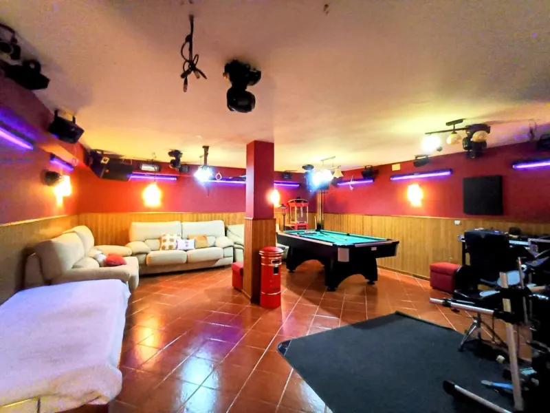 Discover this beautiful semi-detached house located in the peaceful area of Guadalmar (Málaga), less than a 5-minute walk from the beach. This spacious and well-maintained home combines comfort, elegance, and functionality — ideal as a family residence or