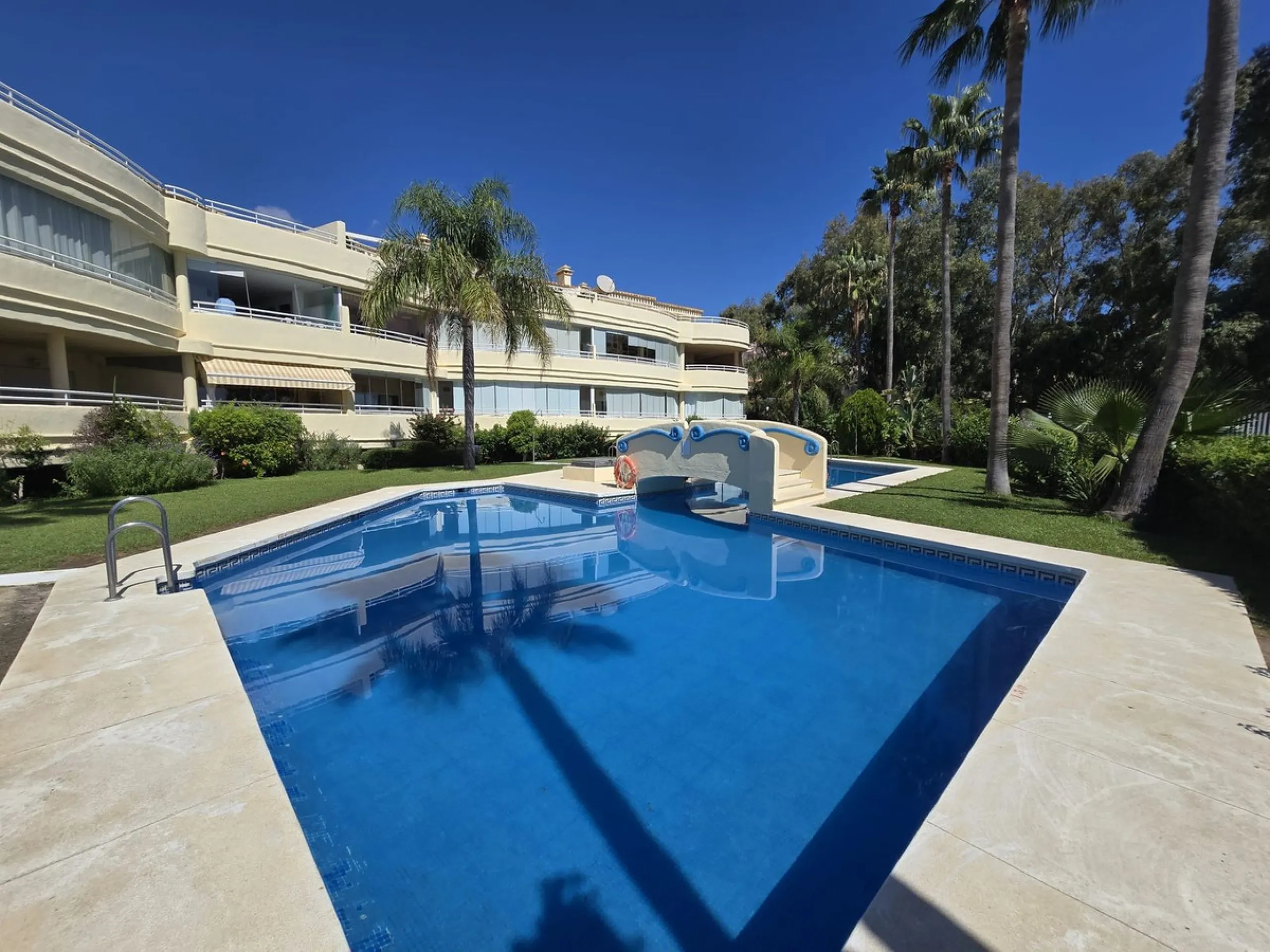 Apartment - Ground Floor Apartment в продаже в Benalmadena, Málaga. В доме 2 спален и 2 ванных комнат. Площадь дома 100 м²