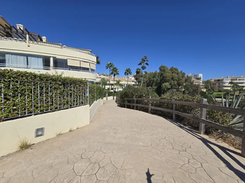 Apartment - Ground Floor Apartment в продаже в Benalmadena, Málaga. В доме 2 спален и 2 ванных комнат. Площадь дома 100 м²
