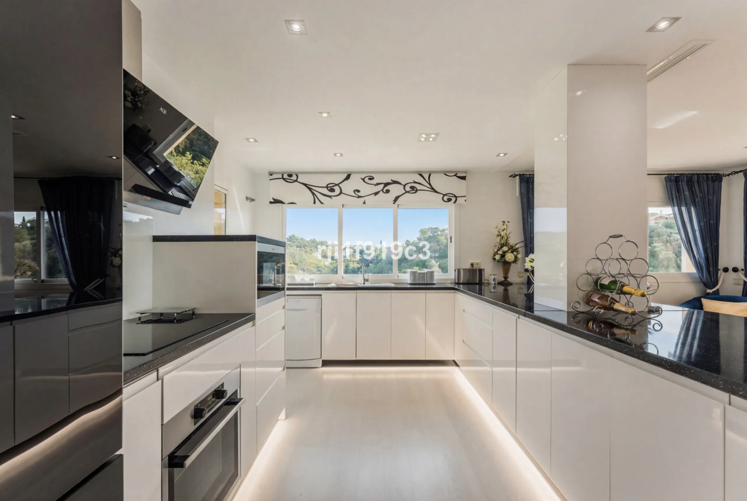 Wunderbares Apartment in der renommierten Wohnanlage Elviria Hills, einer der exklusivsten und begehrtesten Lagen im Osten von Marbella. Dieses elegante Apartment mit 103 m² zeichnet sich durch Großzügigkeit, Helligkeit und ein unvergleichliches Qualitätsniveau aus