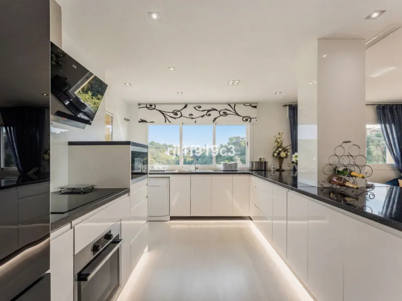 Wunderbares Apartment in der renommierten Wohnanlage Elviria Hills, einer der exklusivsten und begehrtesten Lagen im Osten von Marbella. Dieses elegante Apartment mit 103 m² zeichnet sich durch Großzügigkeit, Helligkeit und ein unvergleichliches Qualitätsniveau aus