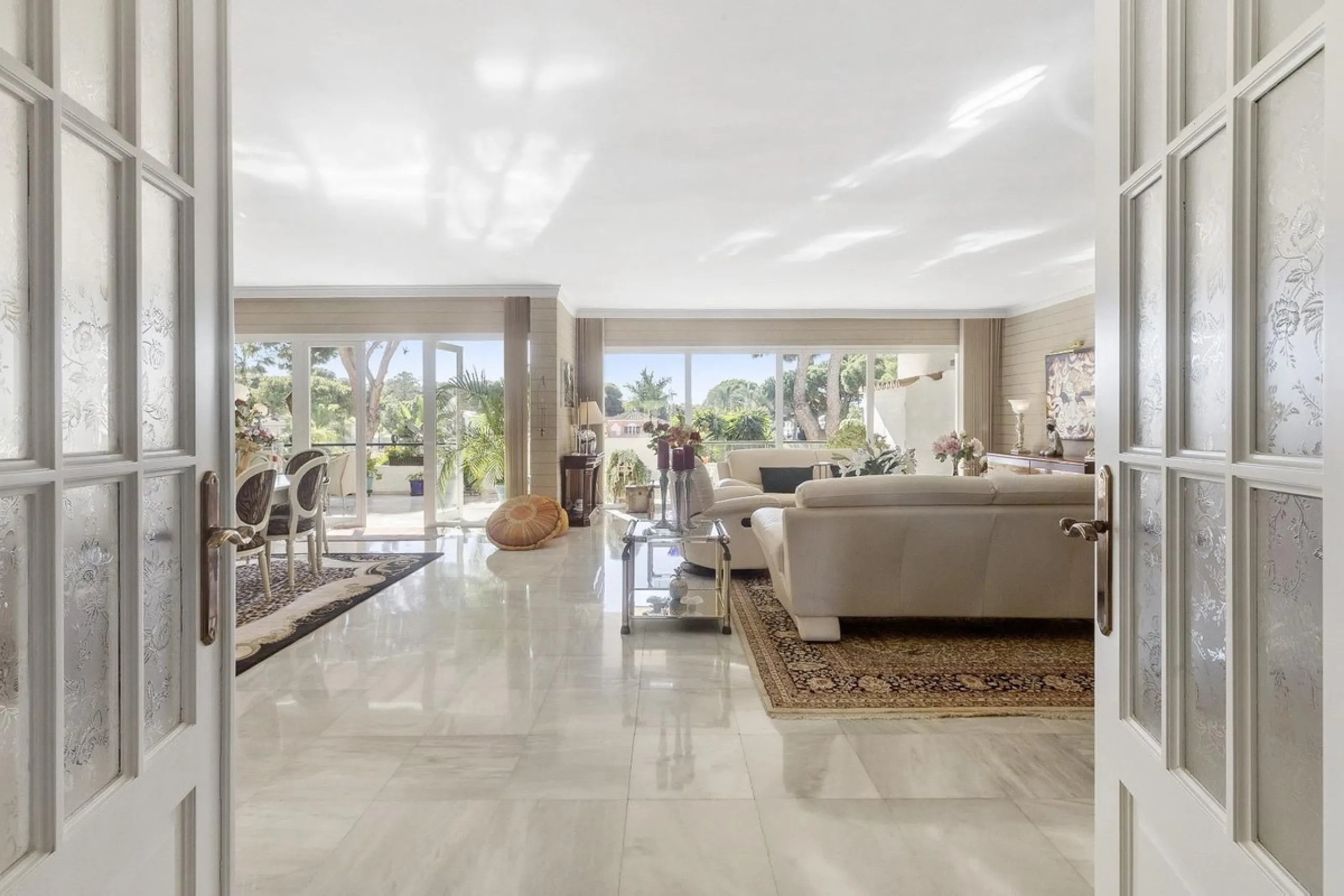 Apartment - Middle Floor Apartment в продаже в Estepona, Málaga. В доме 3 спален и 3 ванных комнат. Площадь дома 235 м²