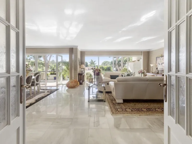 Apartment - Middle Floor Apartment в продаже в Estepona, Málaga. В доме 3 спален и 3 ванных комнат. Площадь дома 235 м²