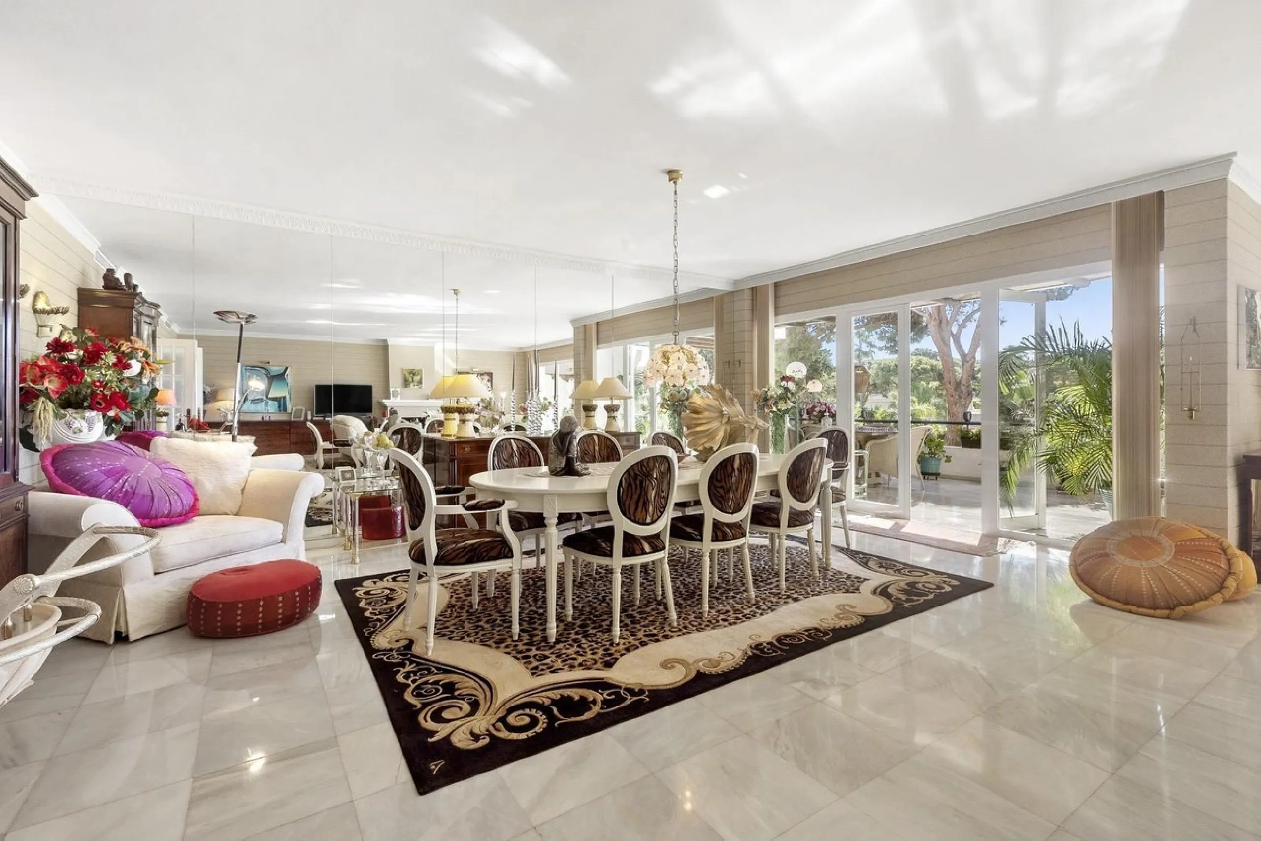 Apartment - Middle Floor Apartment в продаже в Estepona, Málaga. В доме 3 спален и 3 ванных комнат. Площадь дома 235 м²