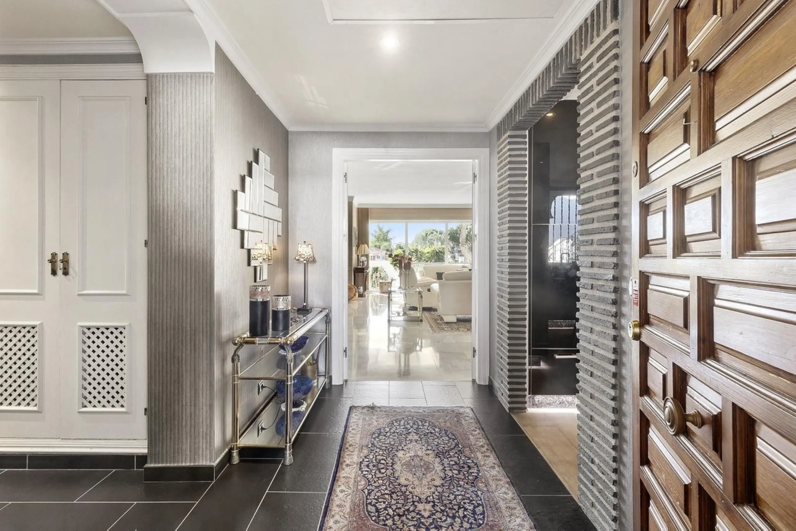 Apartment - Middle Floor Apartment в продаже в Estepona, Málaga. В доме 3 спален и 3 ванных комнат. Площадь дома 235 м²