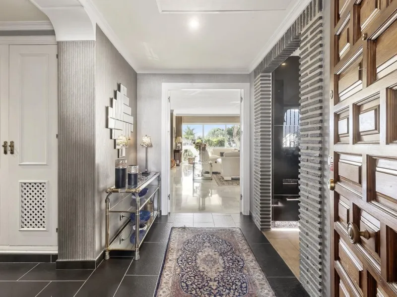 Apartment - Middle Floor Apartment в продаже в Estepona, Málaga. В доме 3 спален и 3 ванных комнат. Площадь дома 235 м²