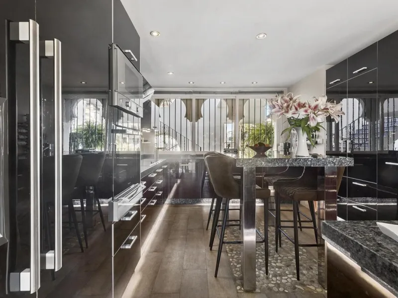 Apartment - Middle Floor Apartment в продаже в Estepona, Málaga. В доме 3 спален и 3 ванных комнат. Площадь дома 235 м²