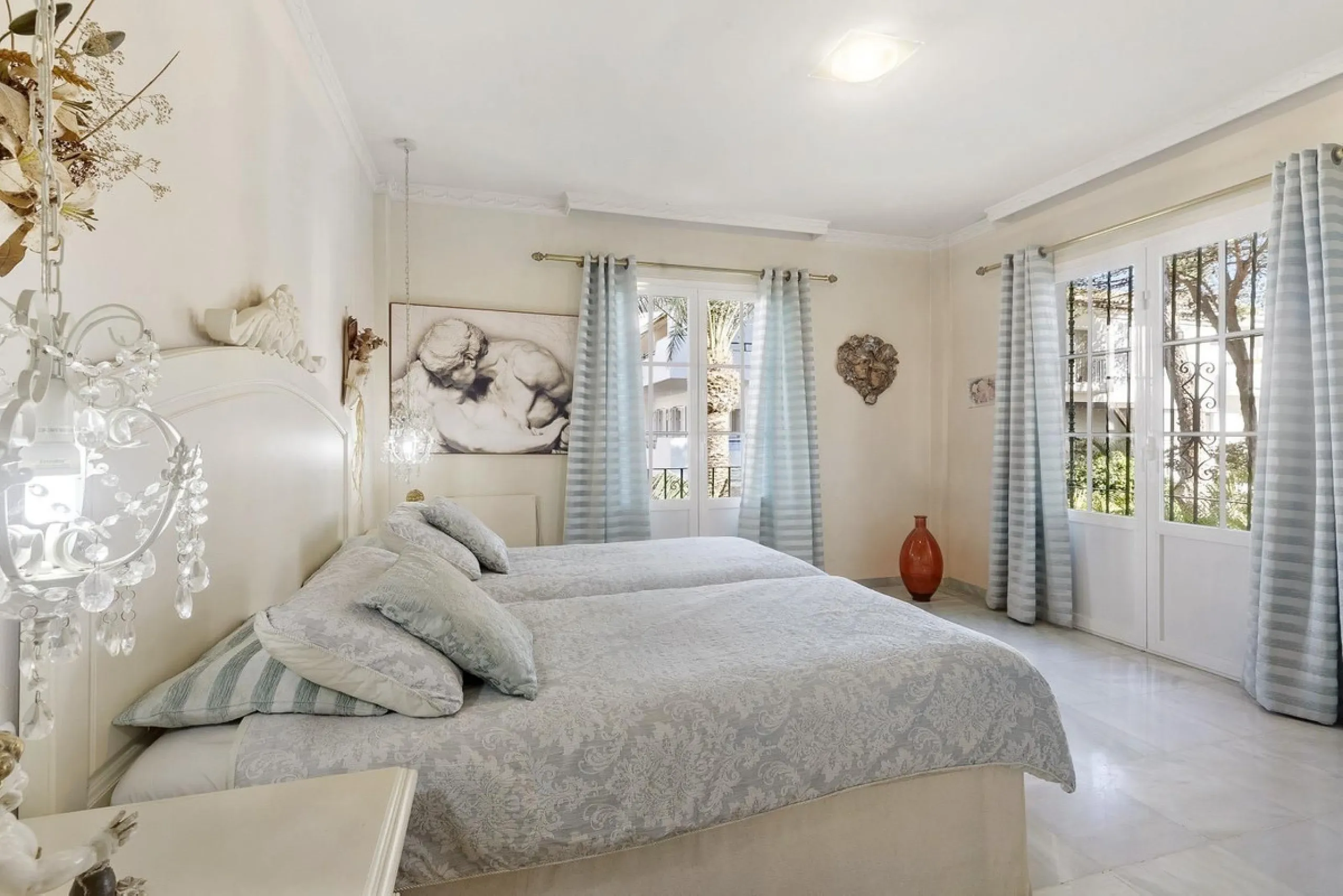 Apartment - Middle Floor Apartment в продаже в Estepona, Málaga. В доме 3 спален и 3 ванных комнат. Площадь дома 235 м²