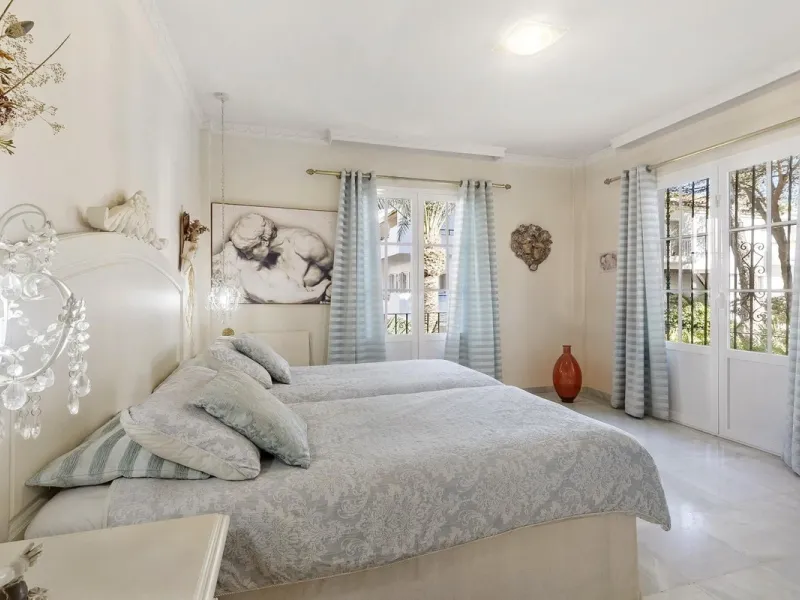 Apartment - Middle Floor Apartment в продаже в Estepona, Málaga. В доме 3 спален и 3 ванных комнат. Площадь дома 235 м²