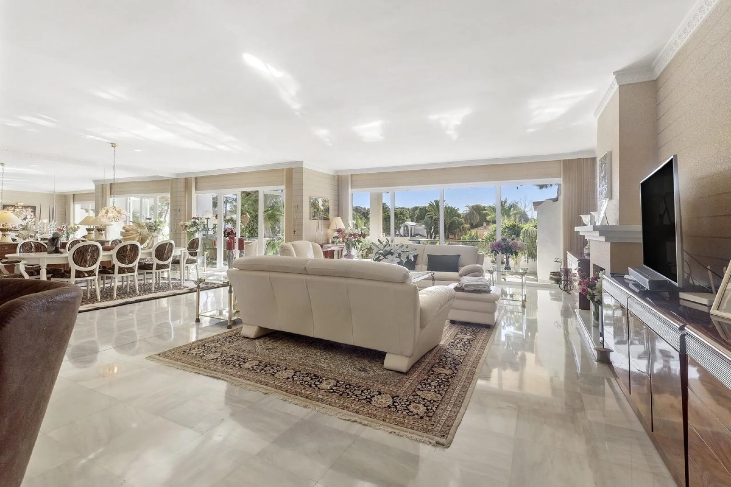 Apartment - Middle Floor Apartment в продаже в Estepona, Málaga. В доме 3 спален и 3 ванных комнат. Площадь дома 235 м²