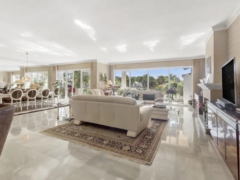 Apartment - Middle Floor Apartment в продаже в Estepona, Málaga. В доме 3 спален и 3 ванных комнат. Площадь дома 235 м²