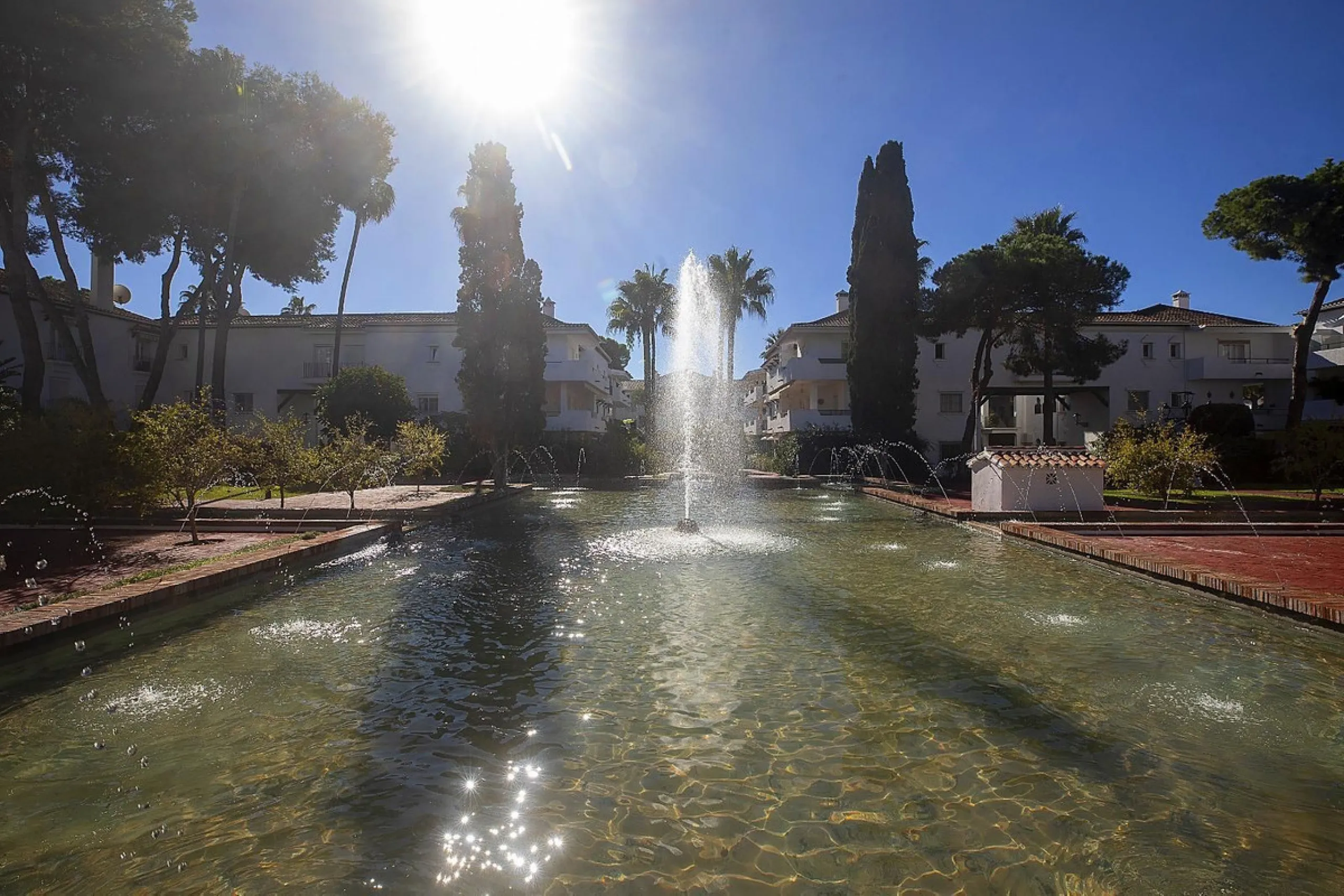 Apartment - Middle Floor Apartment в продаже в Estepona, Málaga. В доме 3 спален и 3 ванных комнат. Площадь дома 235 м²