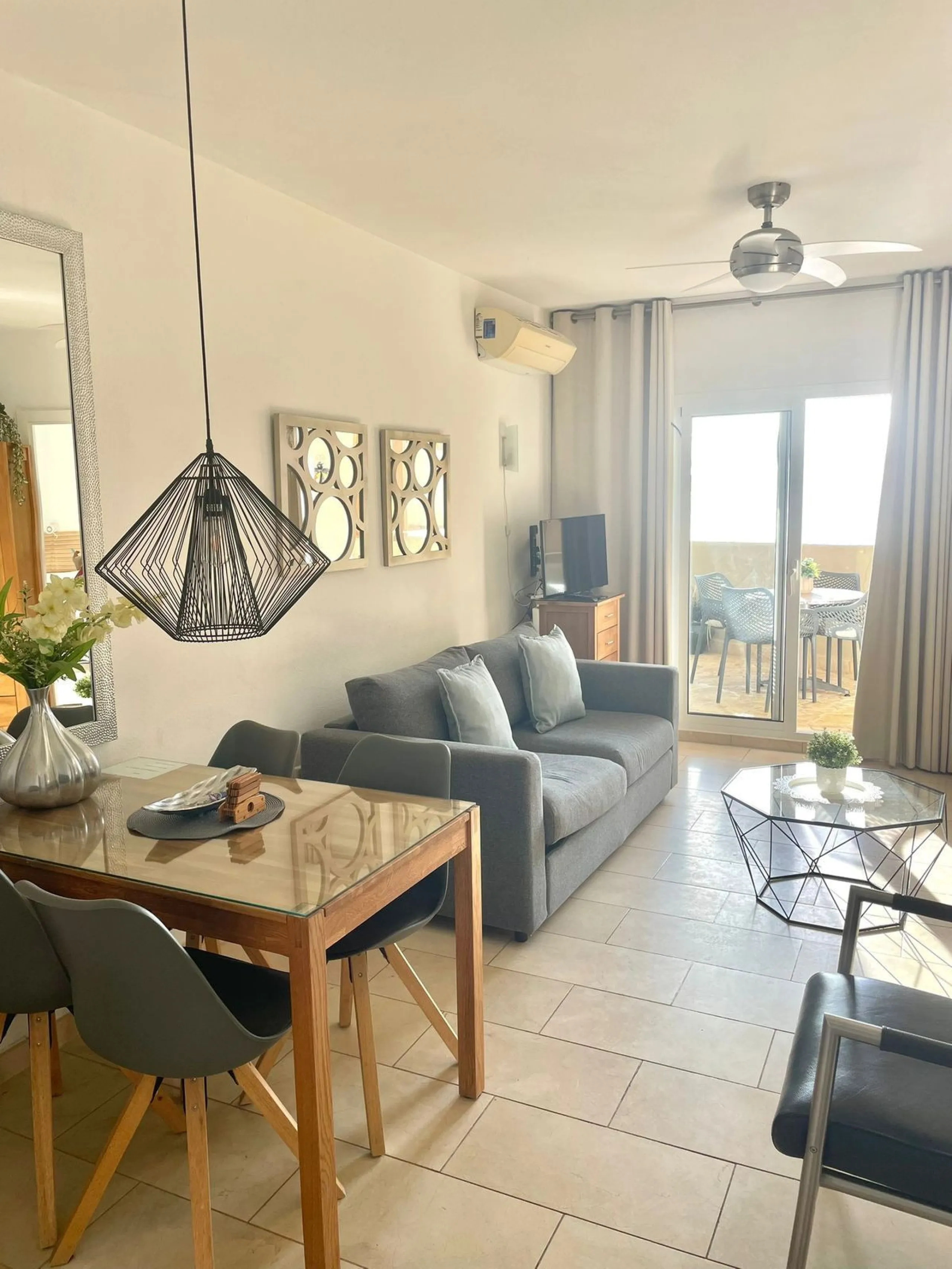 Discover this spectacular apartment with sea views in the prestigious Benalbeach complex in Benalmádena! It has a tourist license!