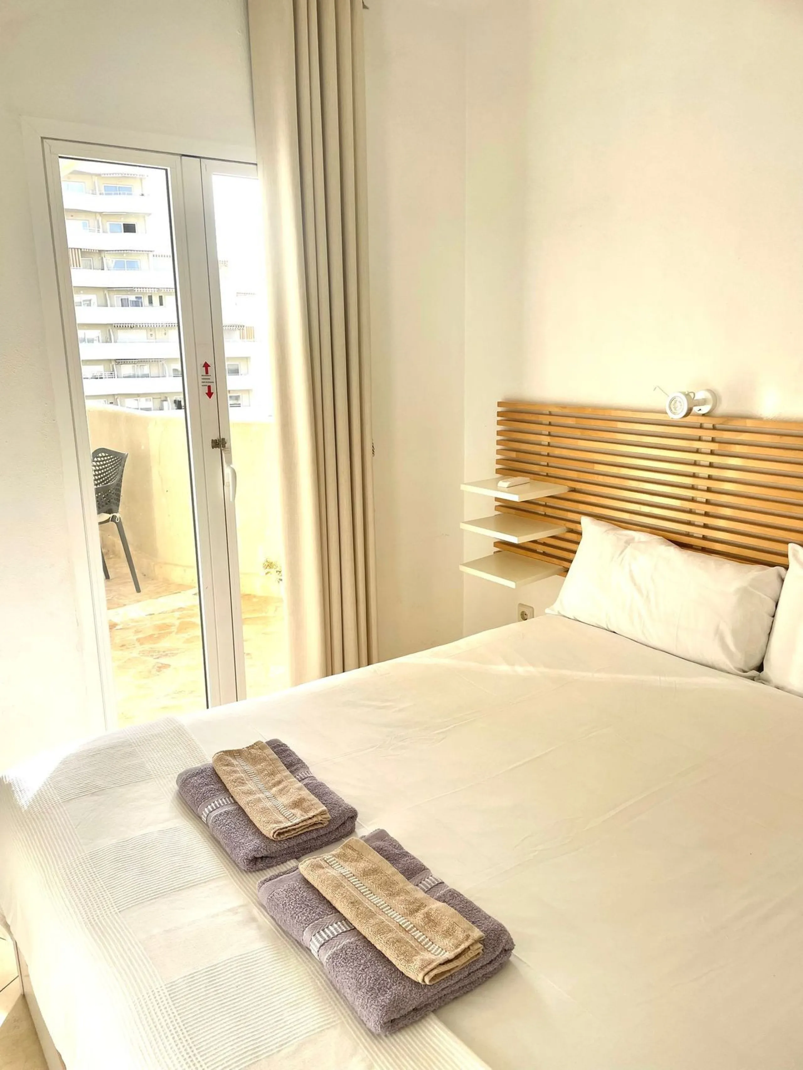 Discover this spectacular apartment with sea views in the prestigious Benalbeach complex in Benalmádena! It has a tourist license!