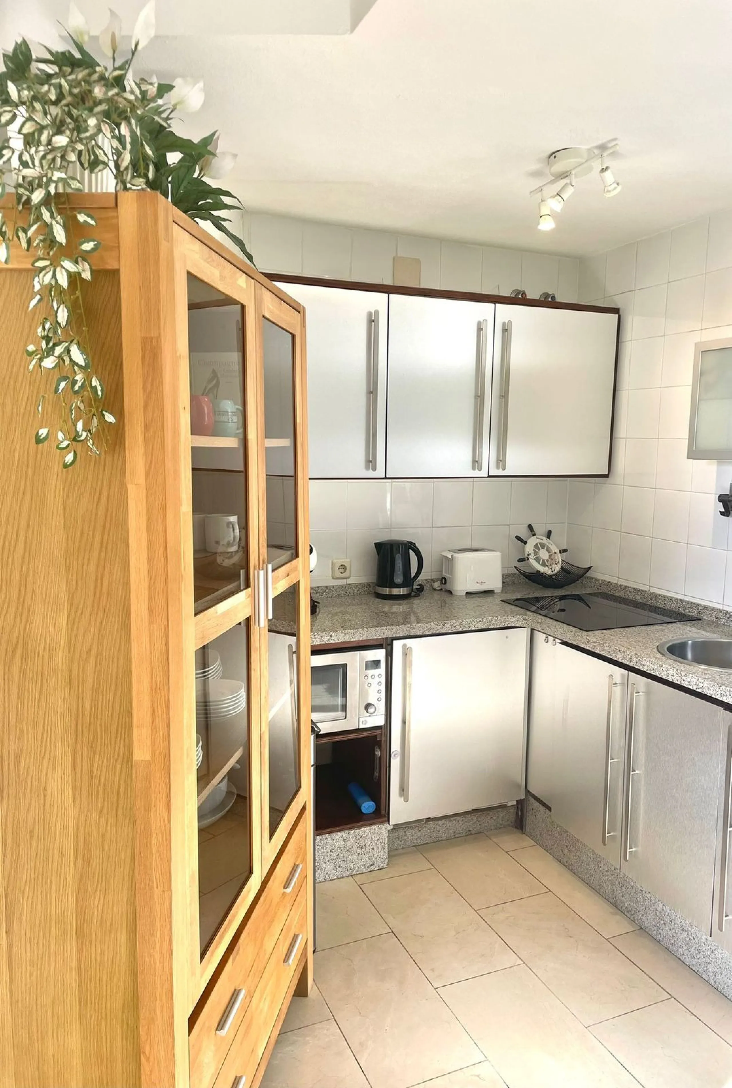 Discover this spectacular apartment with sea views in the prestigious Benalbeach complex in Benalmádena! It has a tourist license!