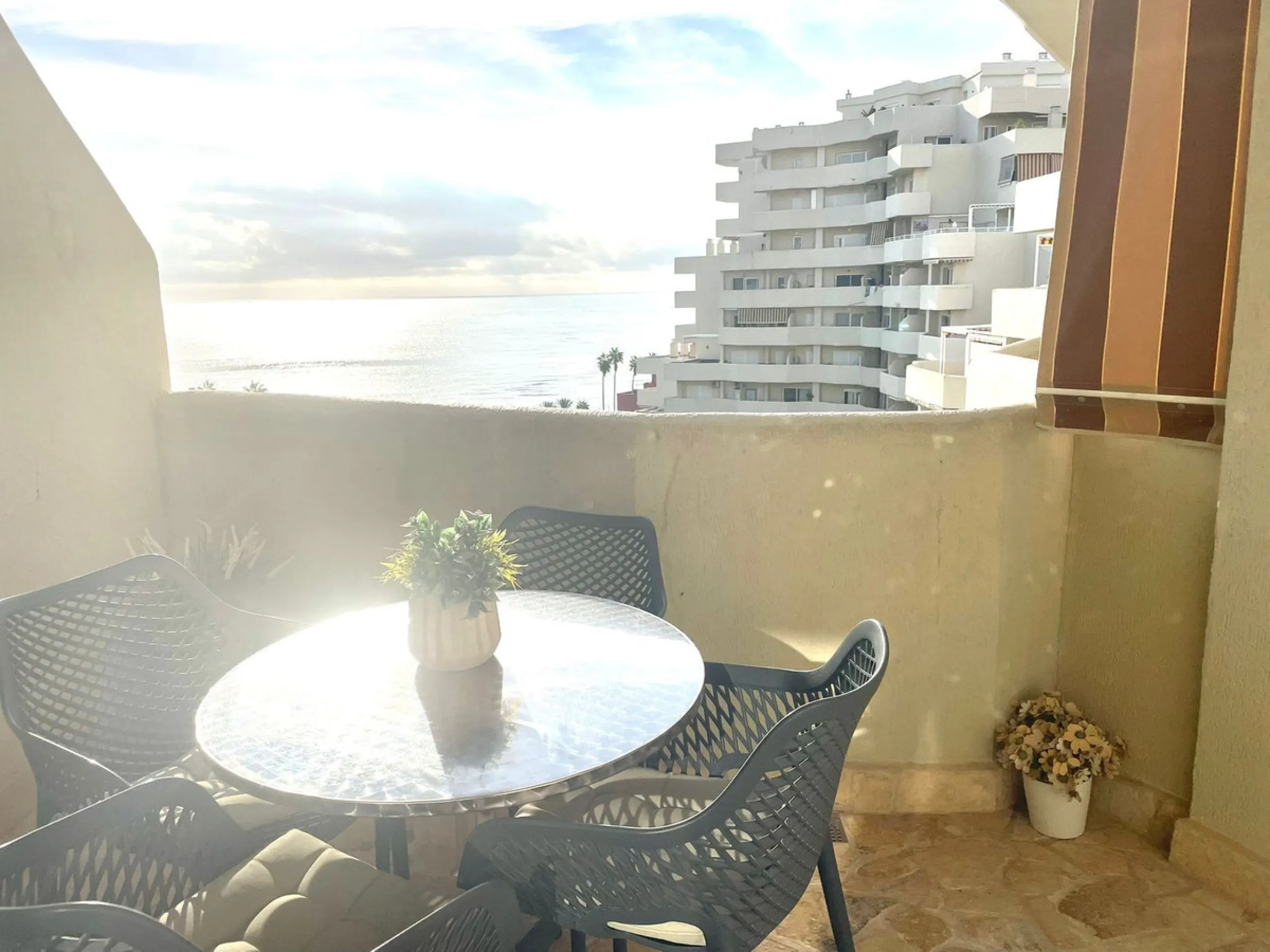 Discover this spectacular apartment with sea views in the prestigious Benalbeach complex in Benalmádena! It has a tourist license!