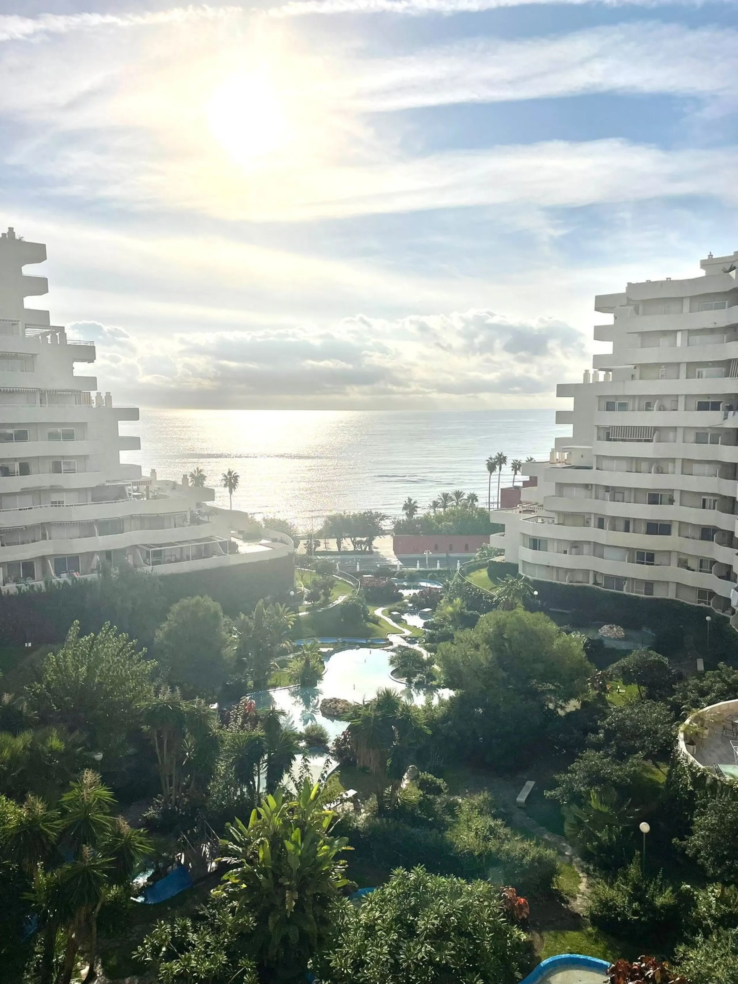 Discover this spectacular apartment with sea views in the prestigious Benalbeach complex in Benalmádena! It has a tourist license!