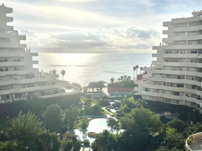 Discover this spectacular apartment with sea views in the prestigious Benalbeach complex in Benalmádena! It has a tourist license!