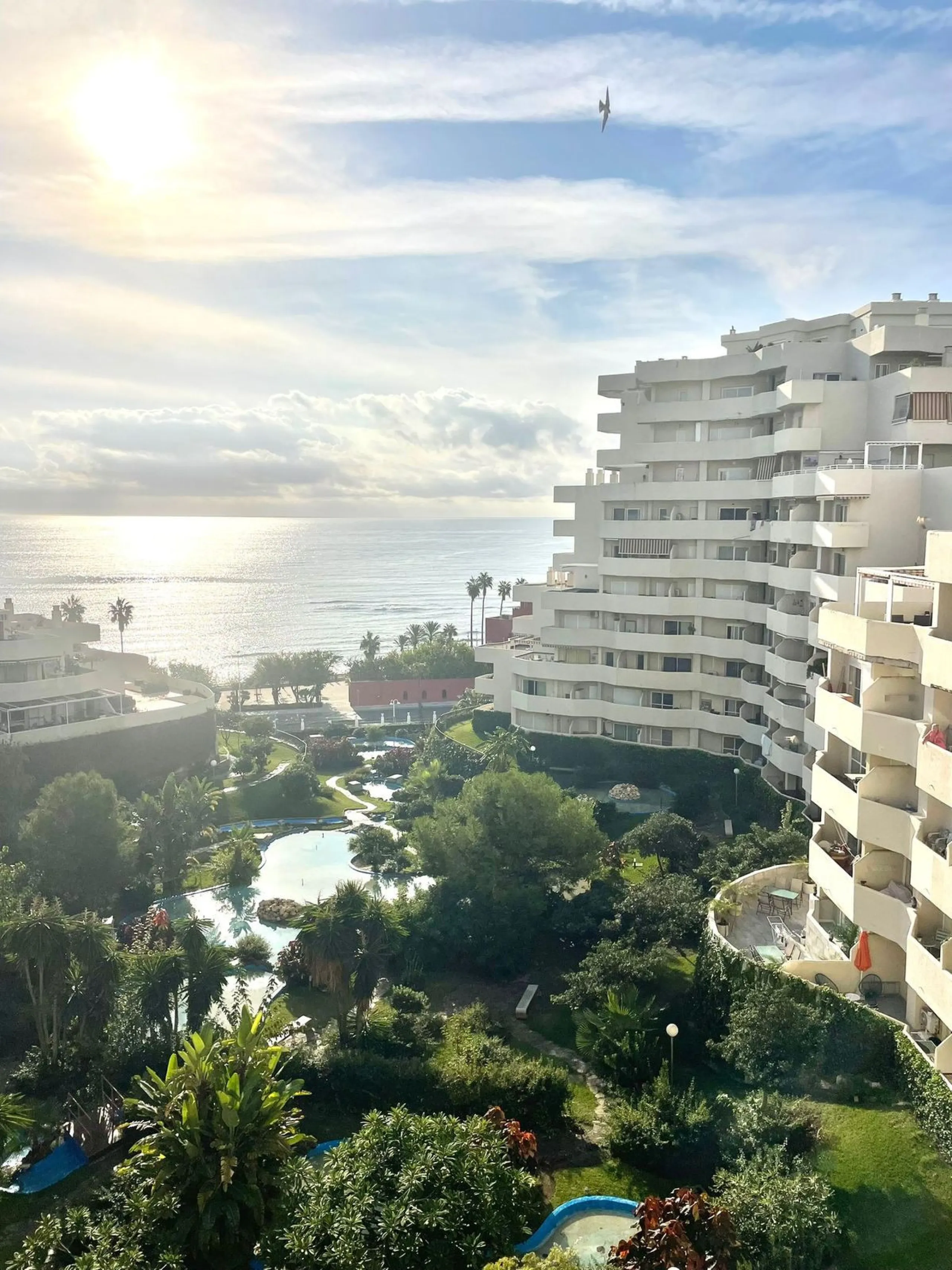 Discover this spectacular apartment with sea views in the prestigious Benalbeach complex in Benalmádena! It has a tourist license!