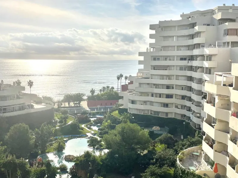 Discover this spectacular apartment with sea views in the prestigious Benalbeach complex in Benalmádena! It has a tourist license!