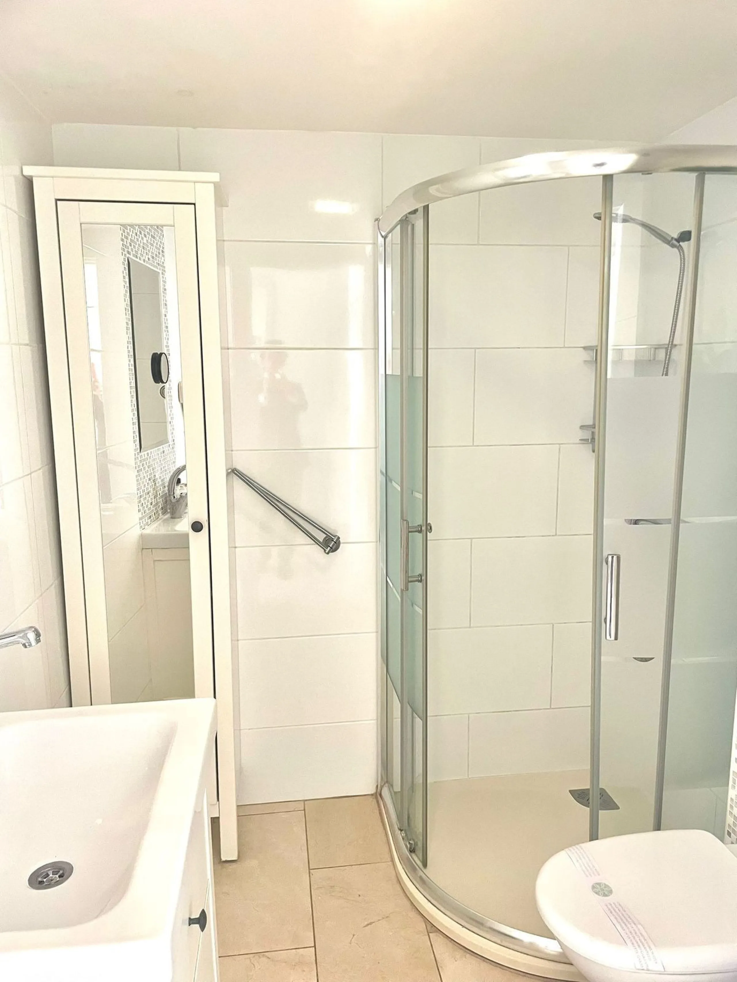 Discover this spectacular apartment with sea views in the prestigious Benalbeach complex in Benalmádena! It has a tourist license!
