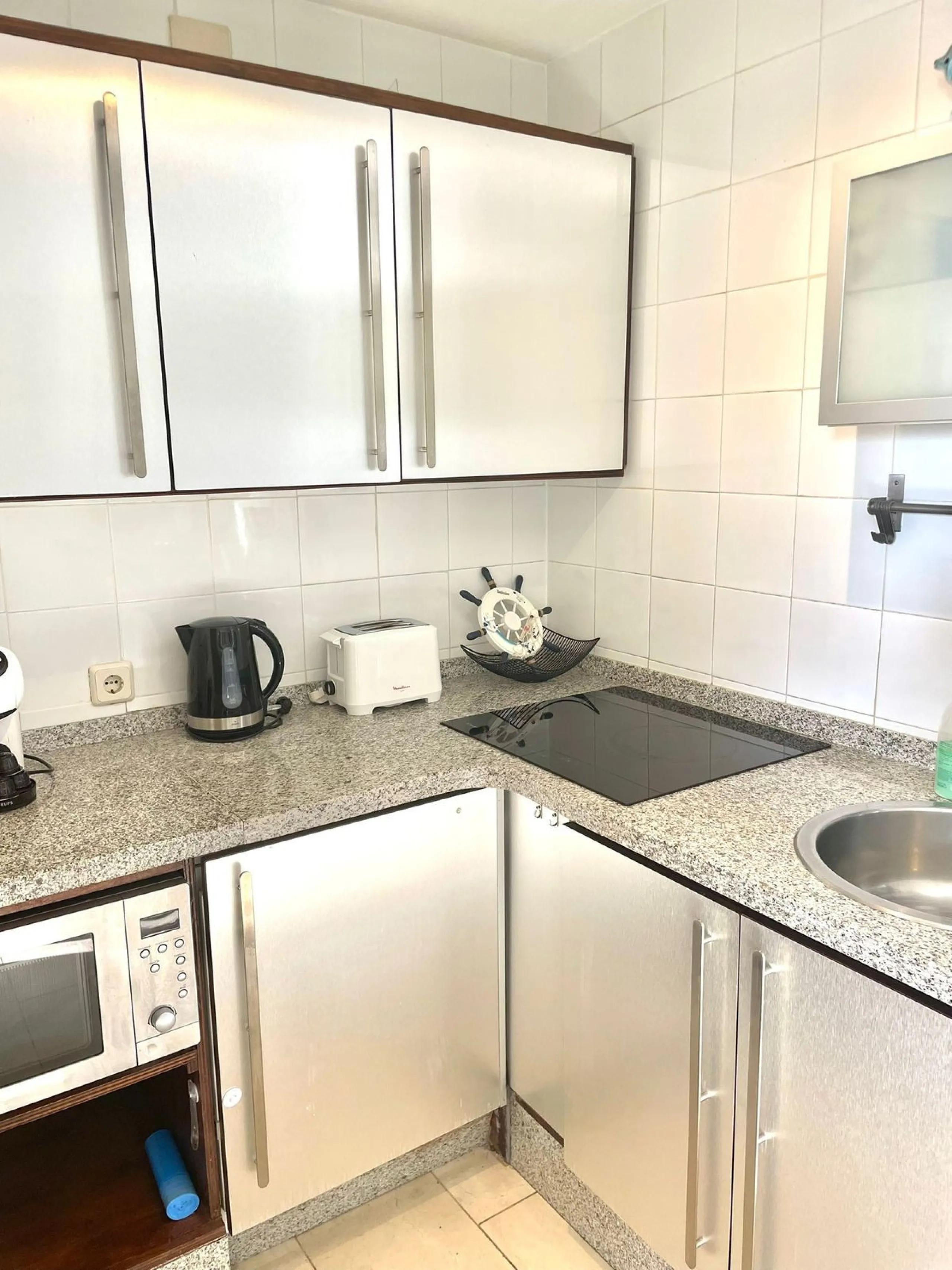 Discover this spectacular apartment with sea views in the prestigious Benalbeach complex in Benalmádena! It has a tourist license!