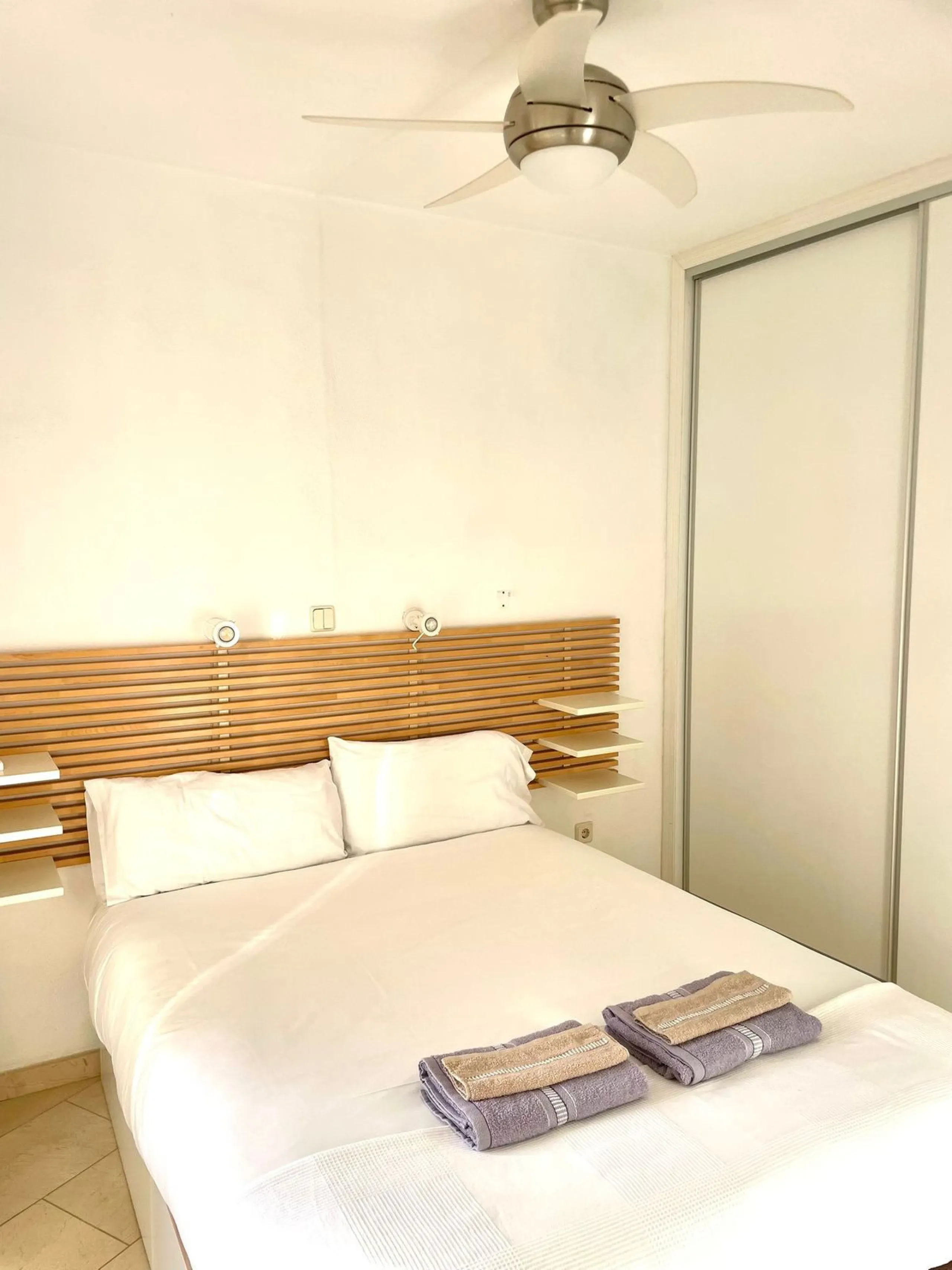 Discover this spectacular apartment with sea views in the prestigious Benalbeach complex in Benalmádena! It has a tourist license!