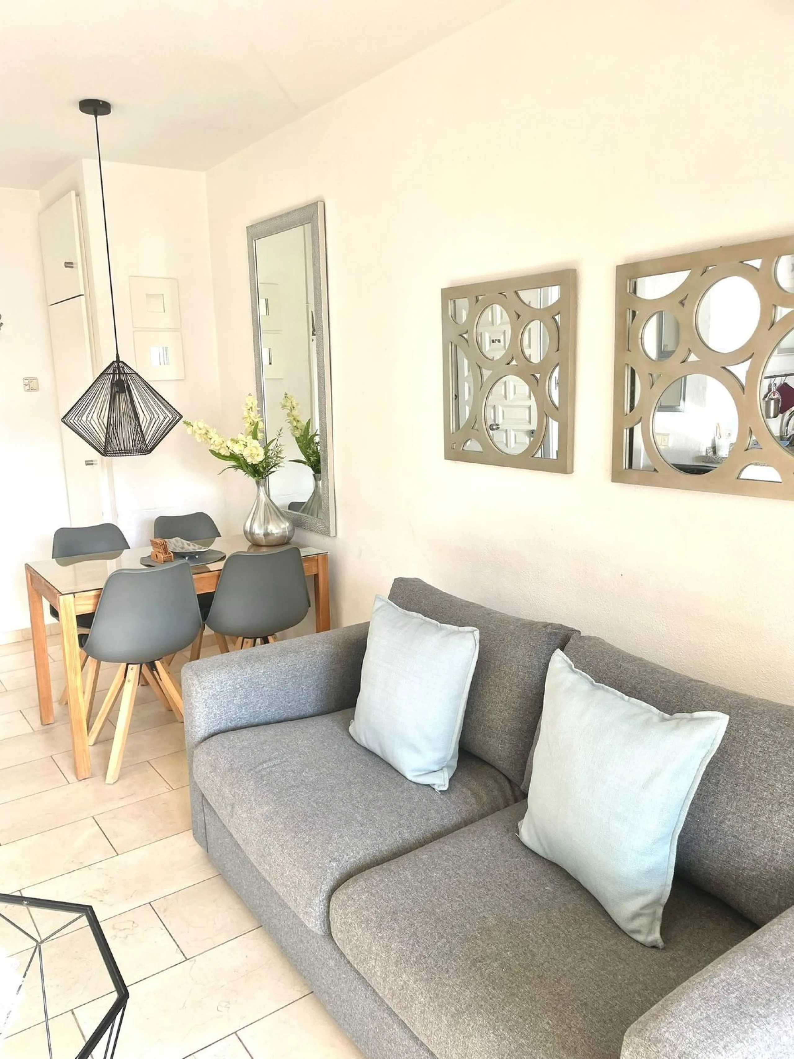 Discover this spectacular apartment with sea views in the prestigious Benalbeach complex in Benalmádena! It has a tourist license!