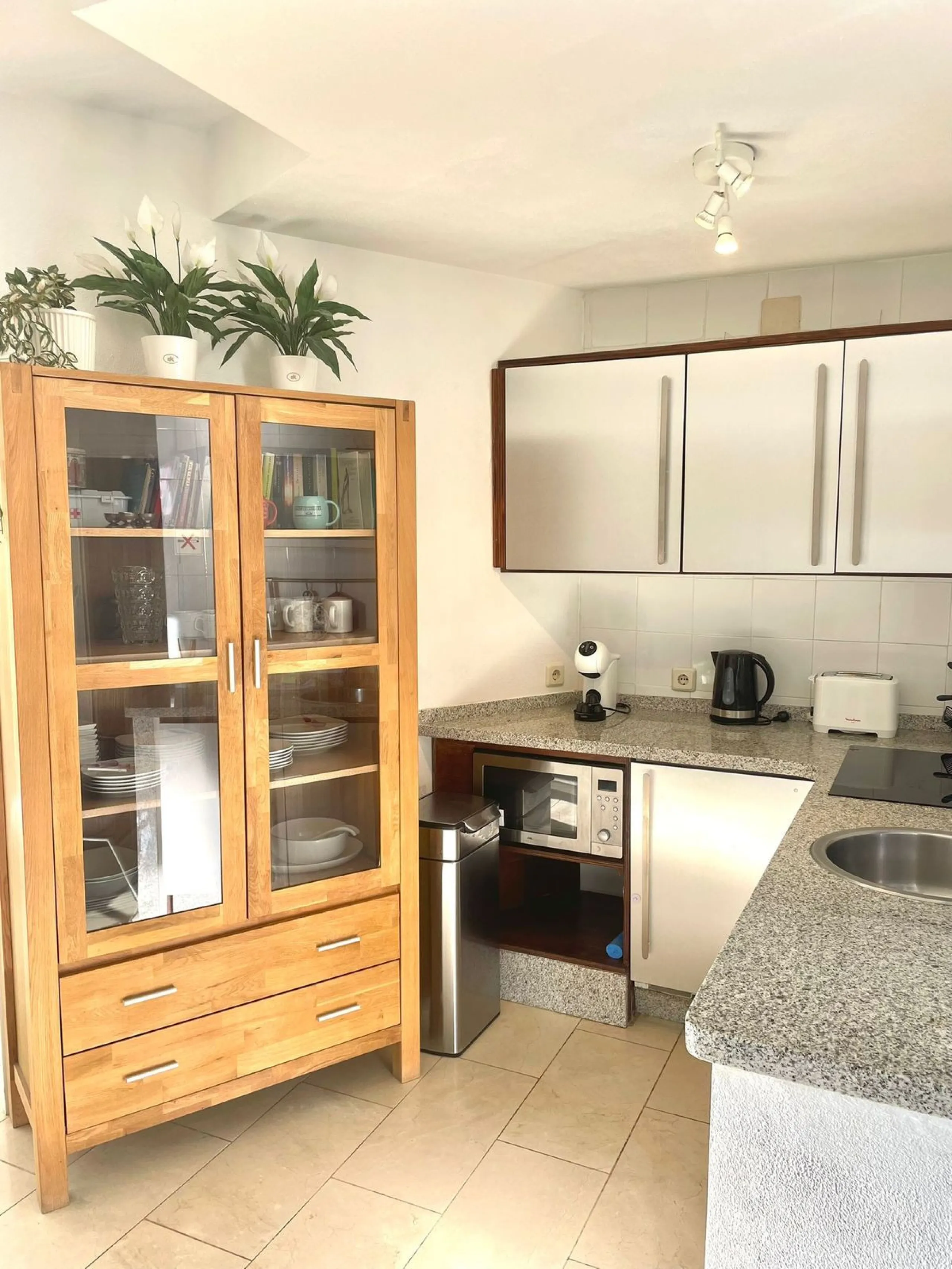 Discover this spectacular apartment with sea views in the prestigious Benalbeach complex in Benalmádena! It has a tourist license!