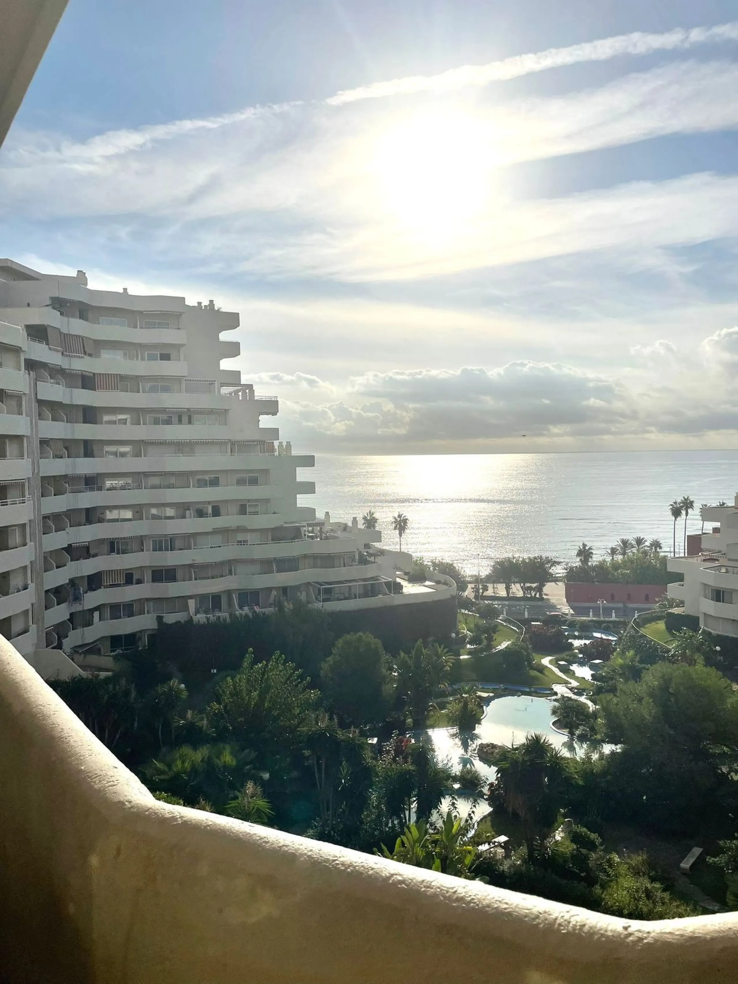 Discover this spectacular apartment with sea views in the prestigious Benalbeach complex in Benalmádena! It has a tourist license!