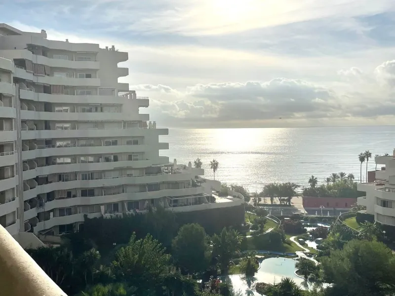 Discover this spectacular apartment with sea views in the prestigious Benalbeach complex in Benalmádena! It has a tourist license!