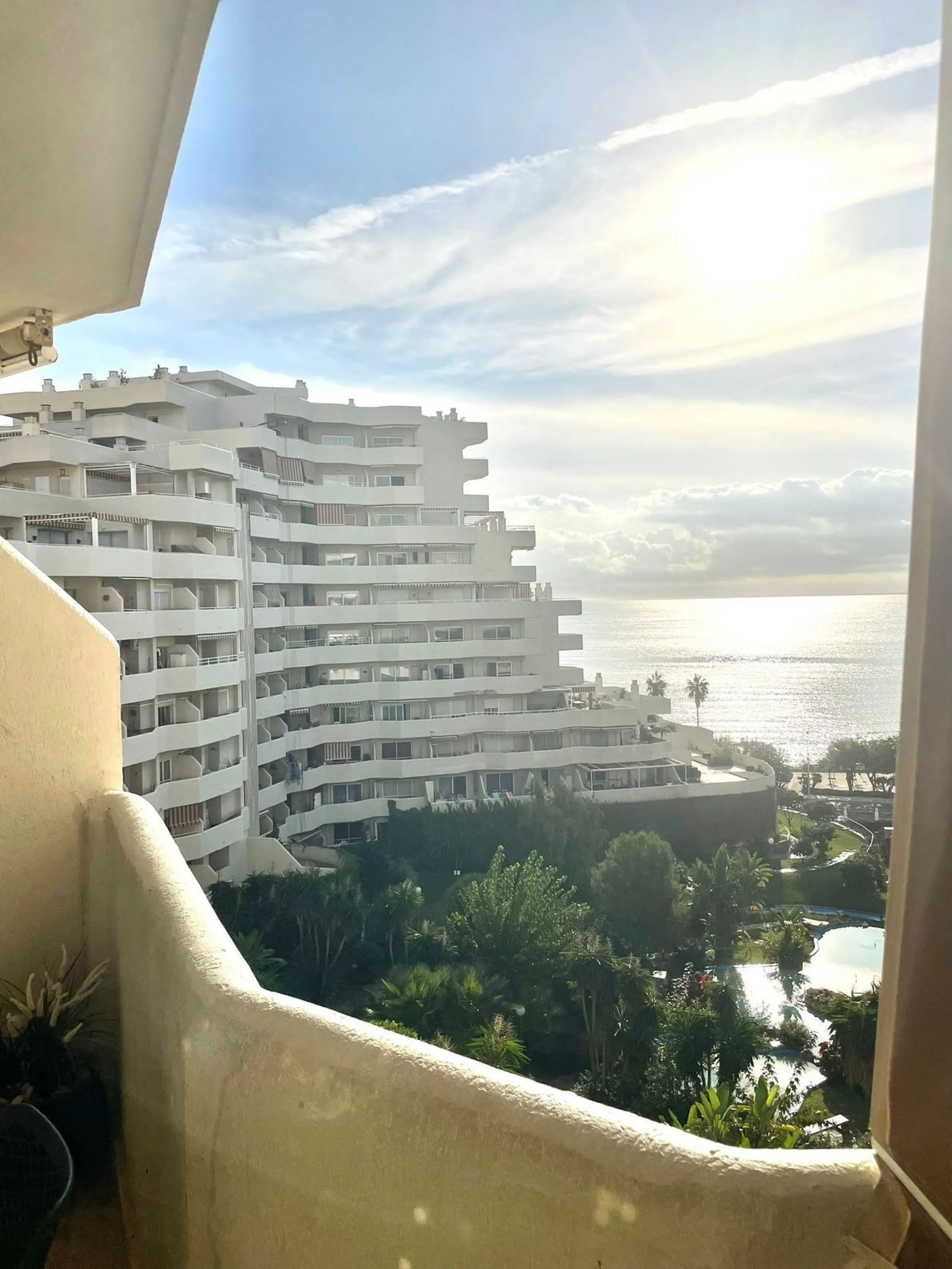 Discover this spectacular apartment with sea views in the prestigious Benalbeach complex in Benalmádena! It has a tourist license!