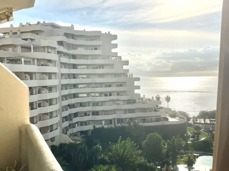 Discover this spectacular apartment with sea views in the prestigious Benalbeach complex in Benalmádena! It has a tourist license!