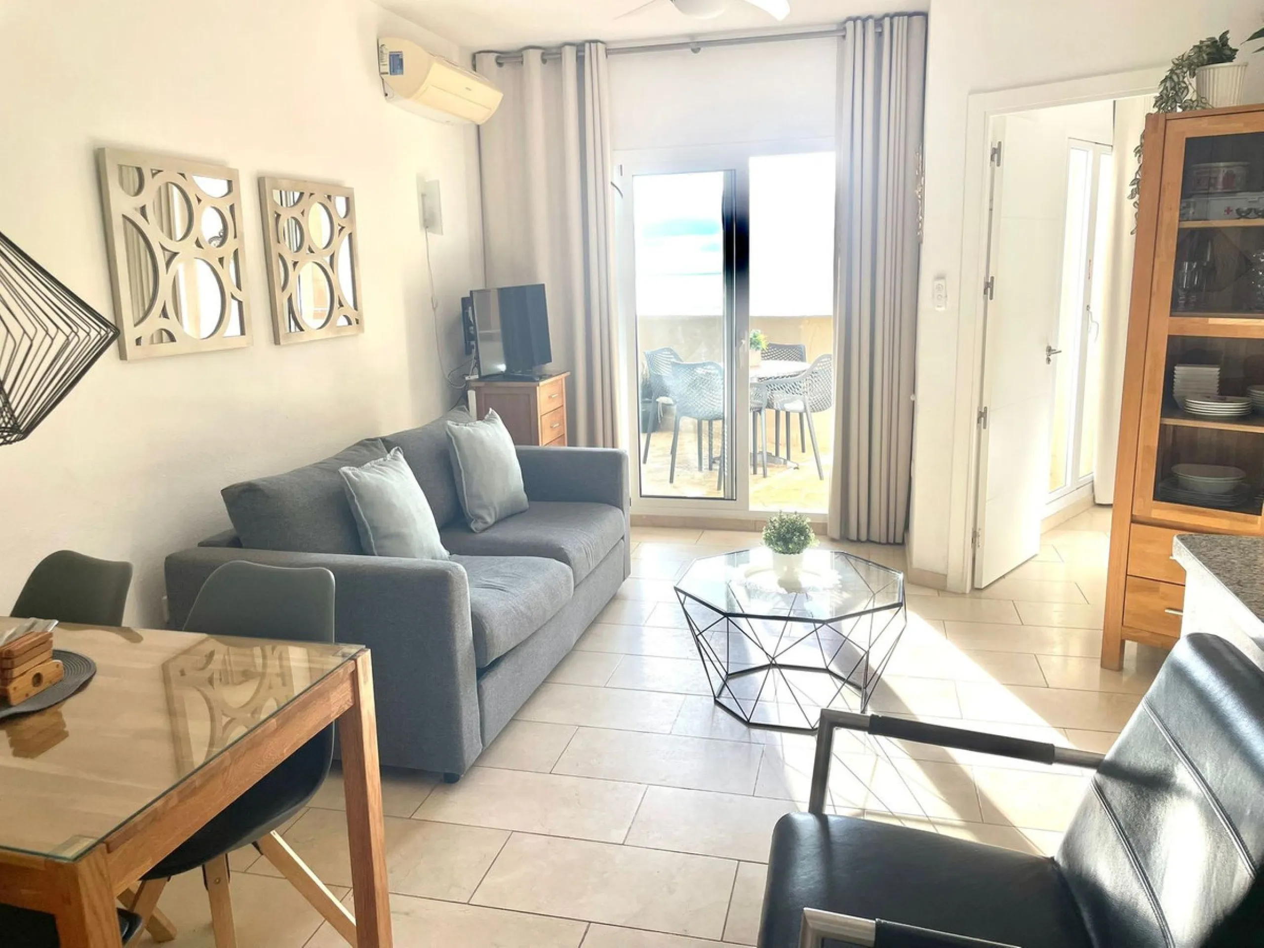 Discover this spectacular apartment with sea views in the prestigious Benalbeach complex in Benalmádena! It has a tourist license!