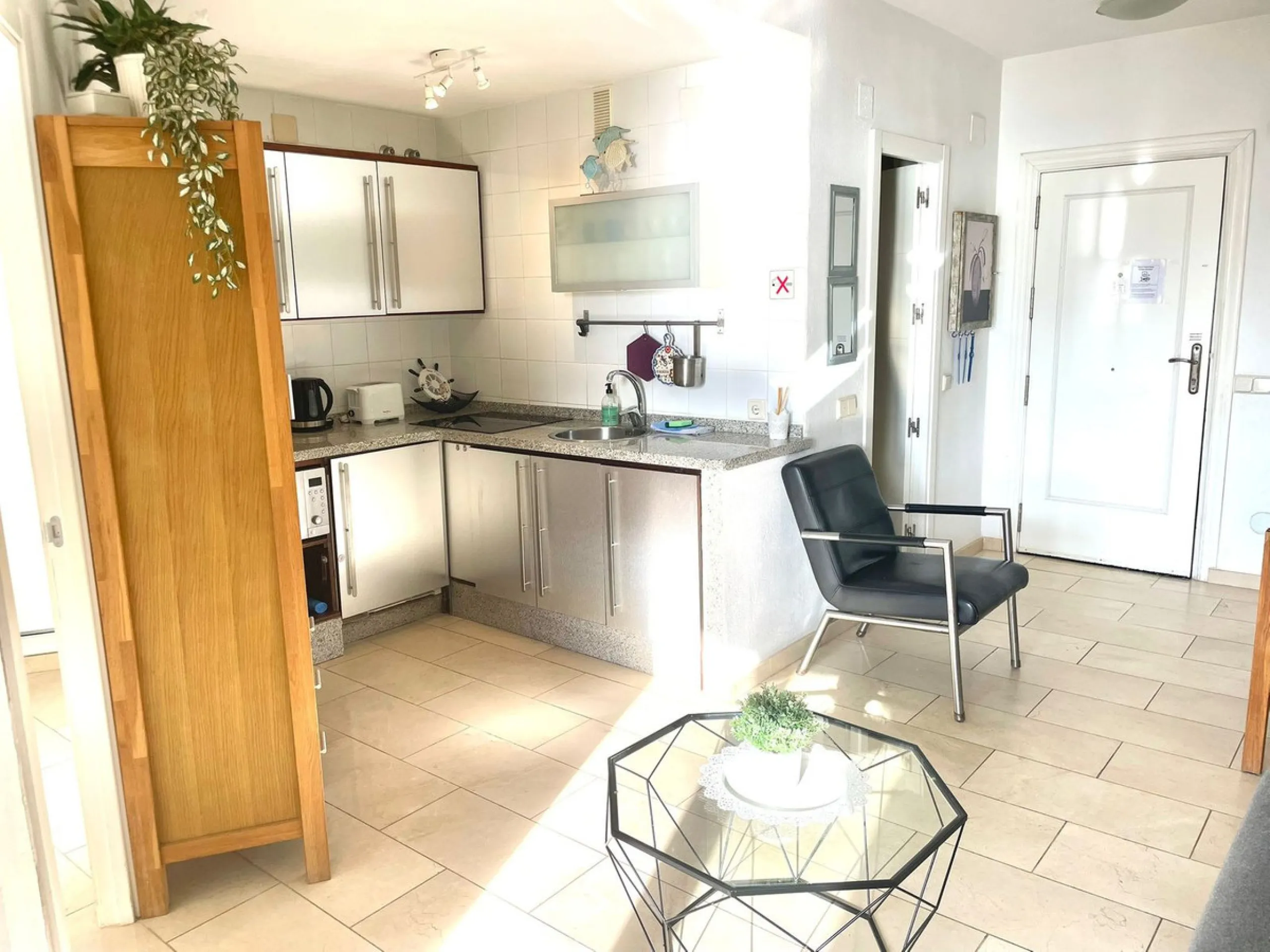 Discover this spectacular apartment with sea views in the prestigious Benalbeach complex in Benalmádena! It has a tourist license!