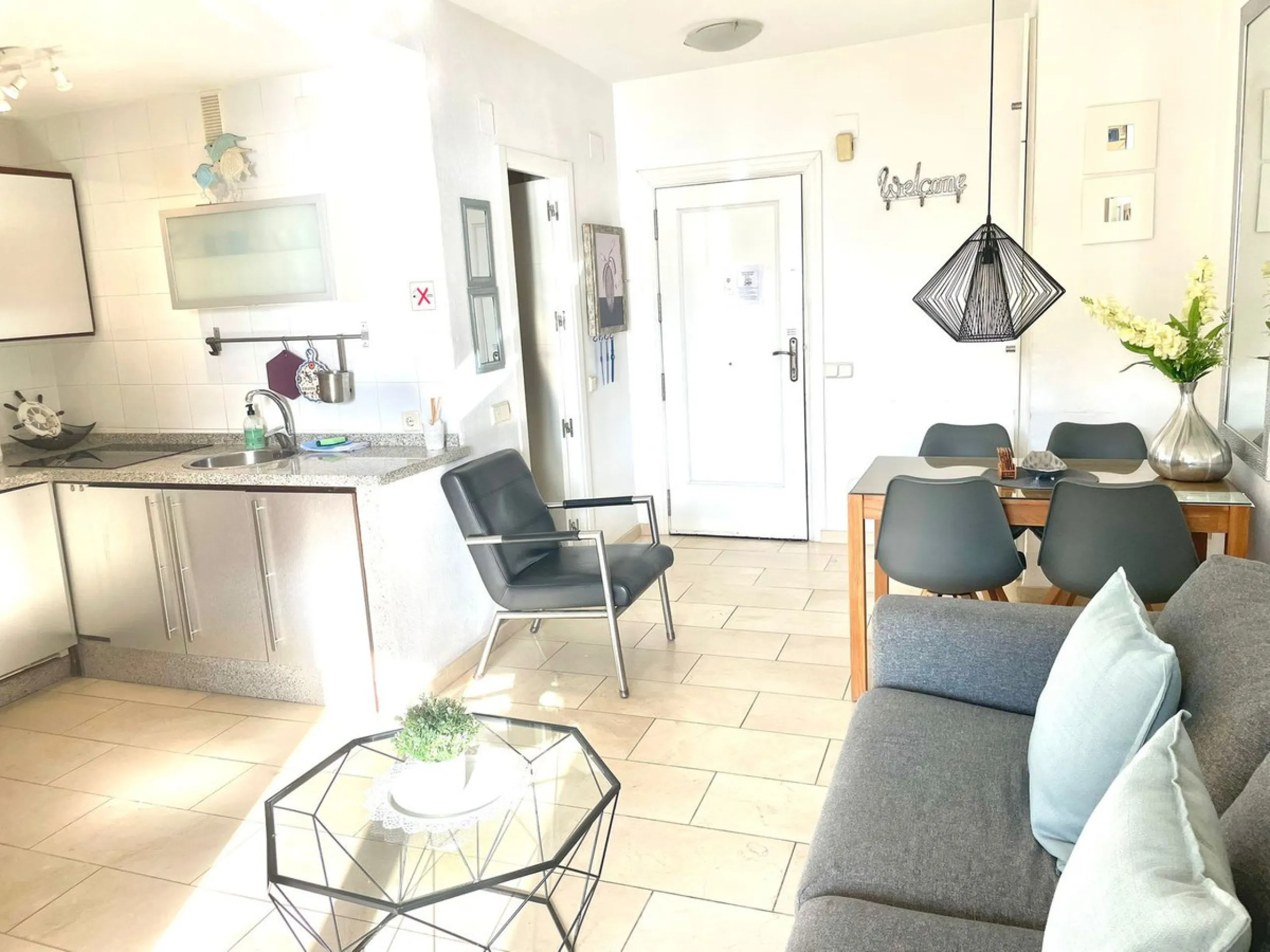 Discover this spectacular apartment with sea views in the prestigious Benalbeach complex in Benalmádena! It has a tourist license!