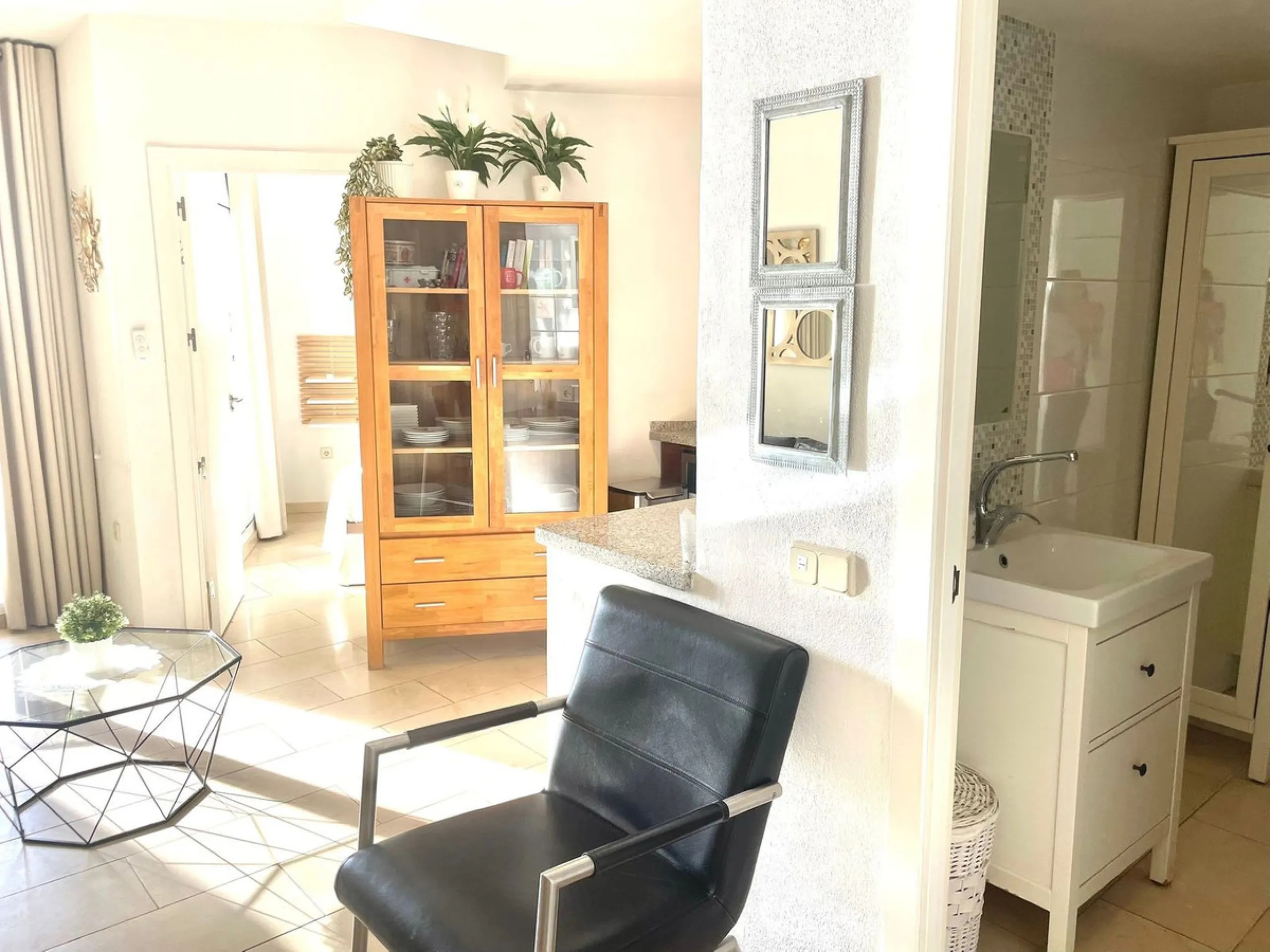Discover this spectacular apartment with sea views in the prestigious Benalbeach complex in Benalmádena! It has a tourist license!