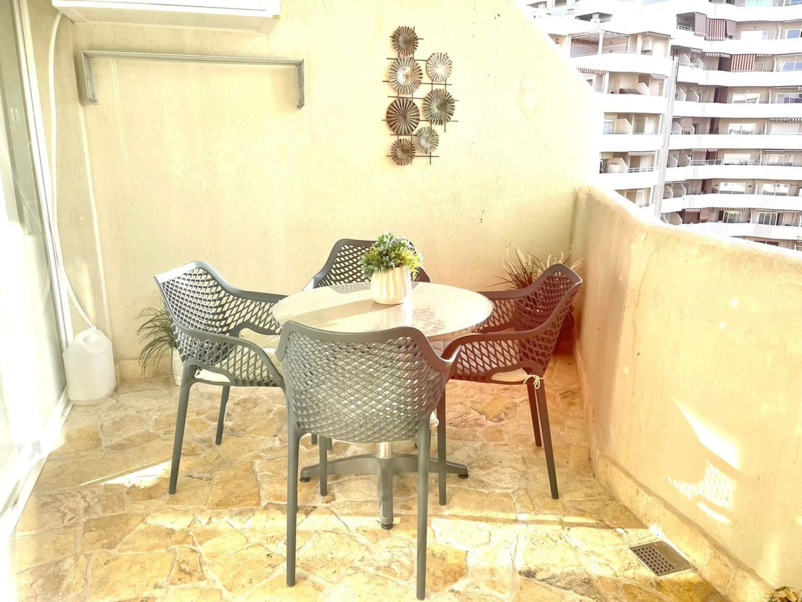 Discover this spectacular apartment with sea views in the prestigious Benalbeach complex in Benalmádena! It has a tourist license!