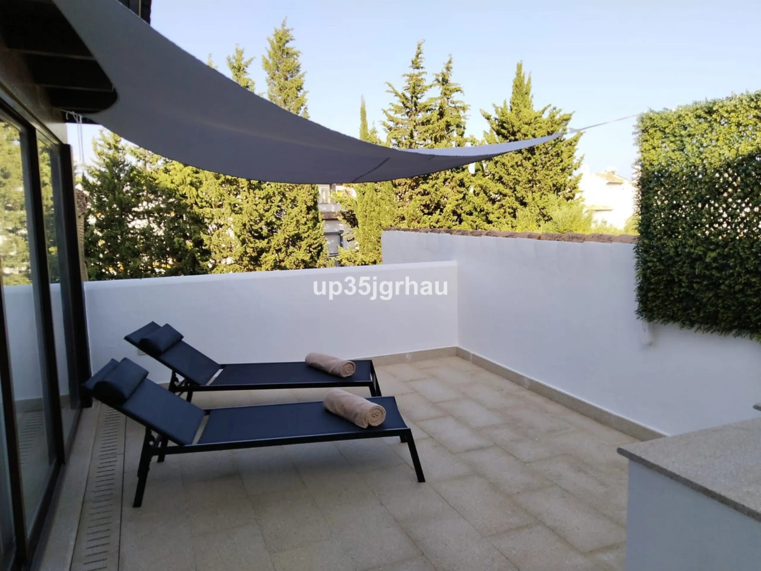 Cozy apartment of 100 m², located on the beachfront in a gated and private community with green areas, a communal swimming pool, tennis court, children's and adult pools with direct access to the beach, and ample parking within the closed and private resi