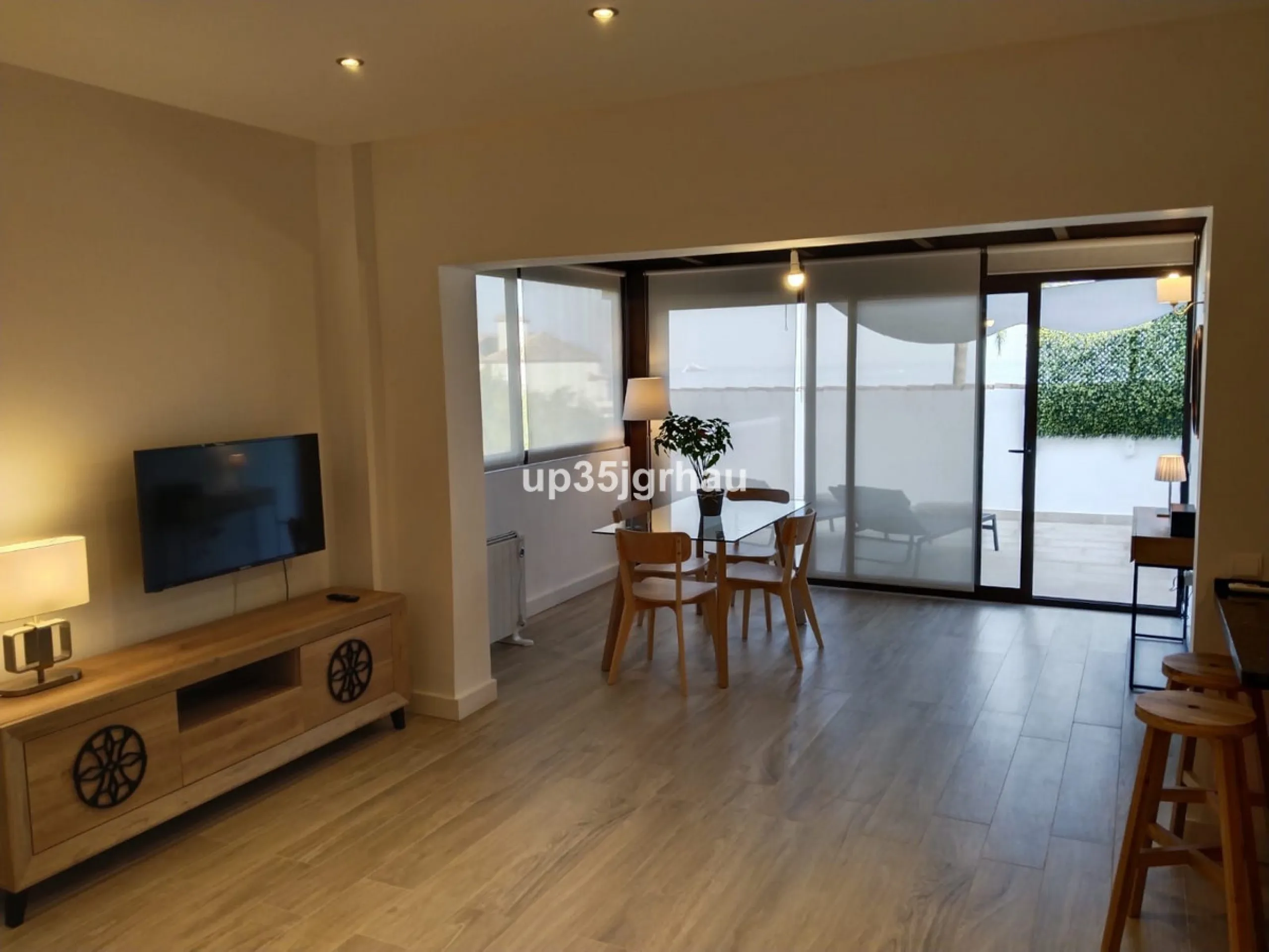 Cozy apartment of 100 m², located on the beachfront in a gated and private community with green areas, a communal swimming pool, tennis court, children's and adult pools with direct access to the beach, and ample parking within the closed and private resi