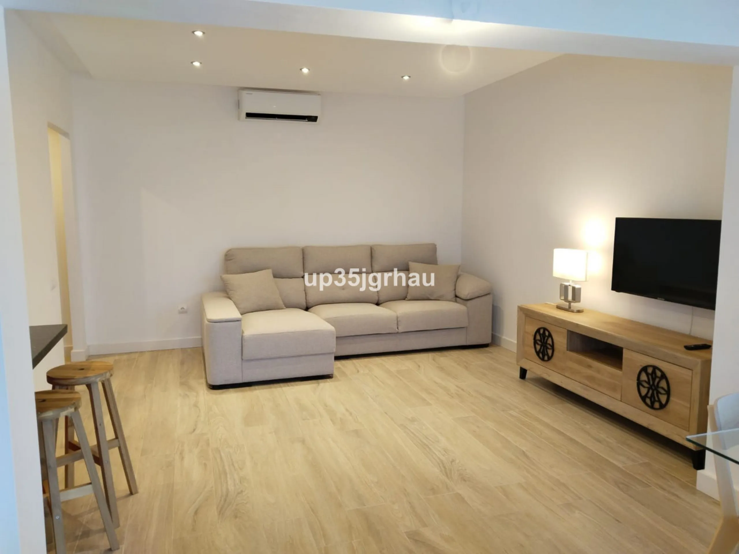 Cozy apartment of 100 m², located on the beachfront in a gated and private community with green areas, a communal swimming pool, tennis court, children's and adult pools with direct access to the beach, and ample parking within the closed and private resi