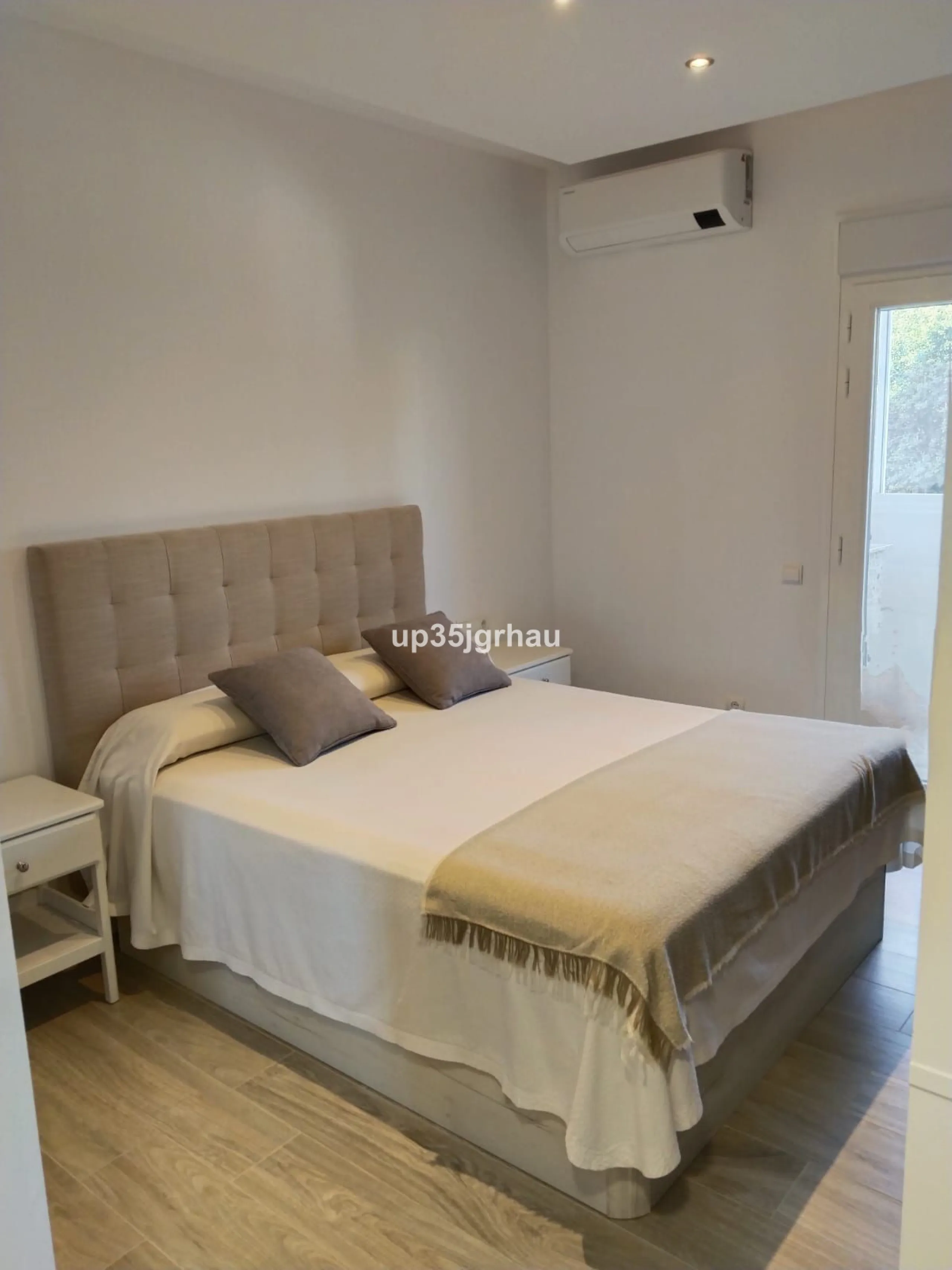 Cozy apartment of 100 m², located on the beachfront in a gated and private community with green areas, a communal swimming pool, tennis court, children's and adult pools with direct access to the beach, and ample parking within the closed and private resi