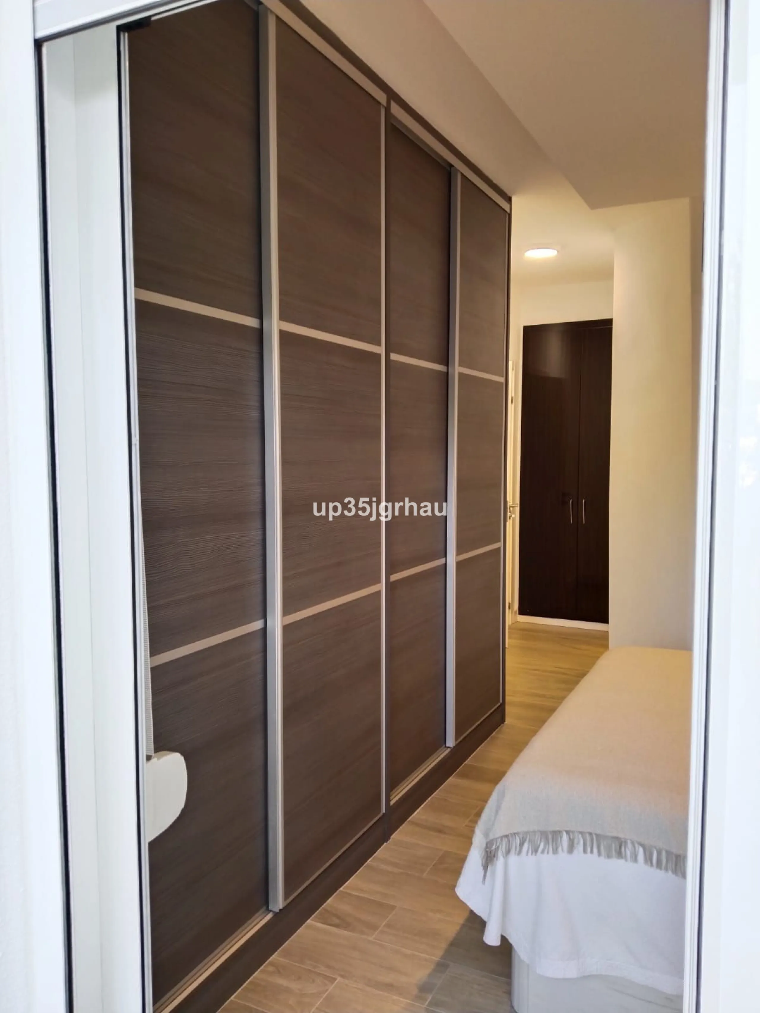 Cozy apartment of 100 m², located on the beachfront in a gated and private community with green areas, a communal swimming pool, tennis court, children's and adult pools with direct access to the beach, and ample parking within the closed and private resi